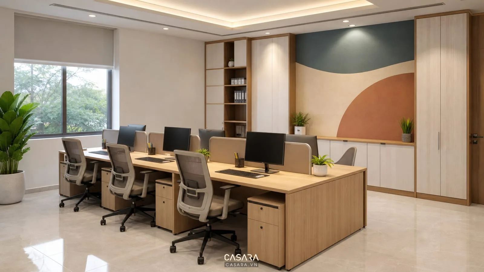 thiết kế phòng làm việc 6 người với bàn gỗ sáng và tủ lưu trữ đồng bộ