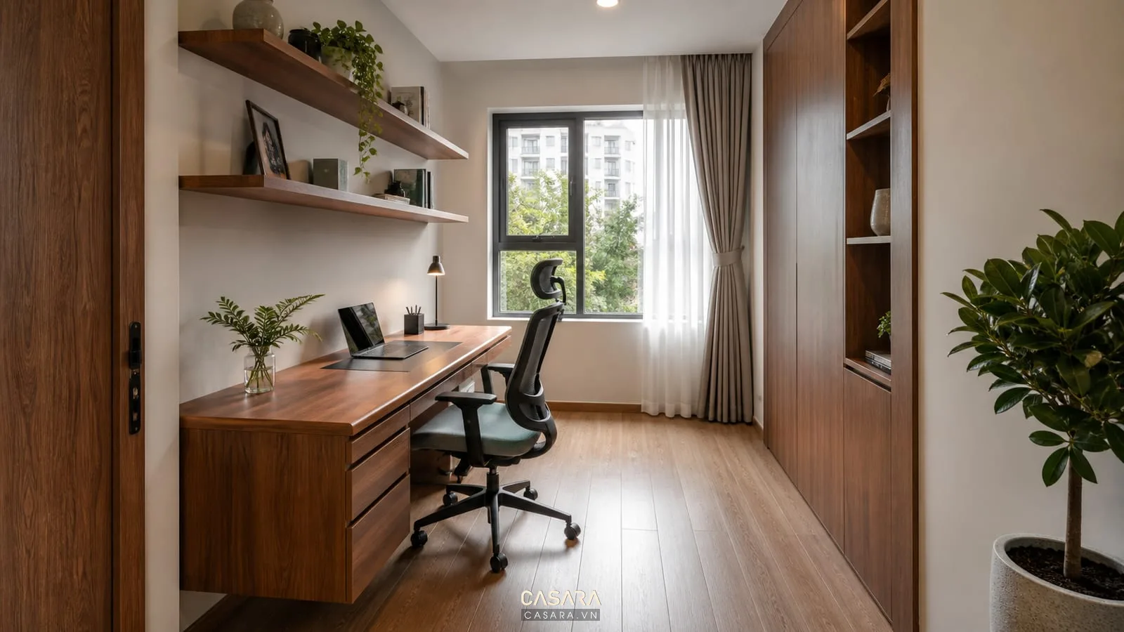 Thiết kế phòng làm việc 6m2 với bàn sát tường và kệ treo gọn gàng