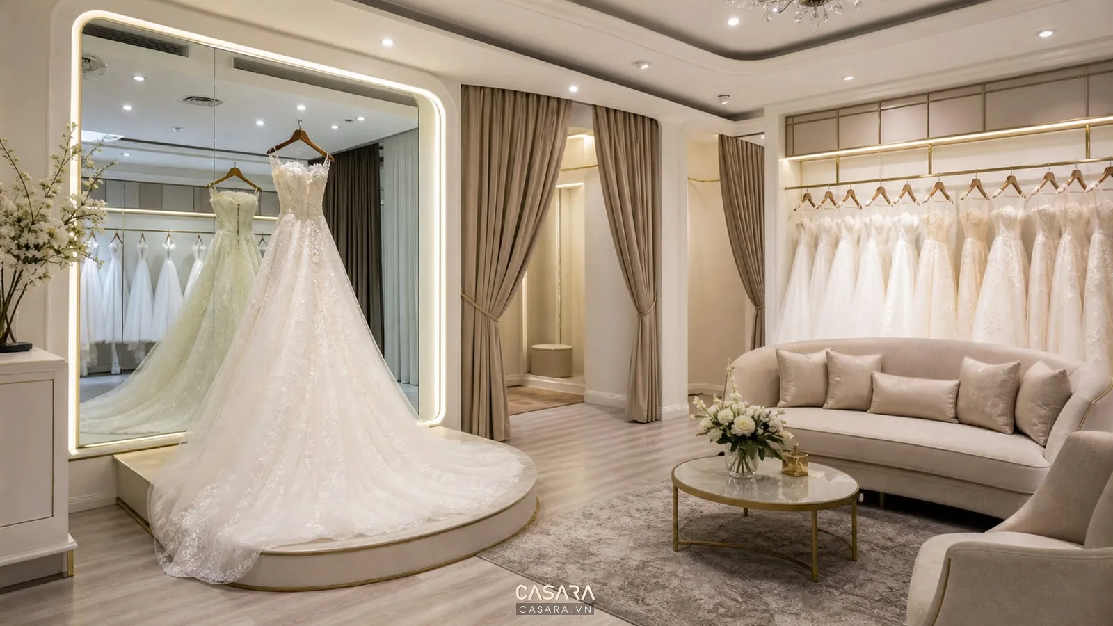 phòng thử áo cưới cao cấp với gương lớn sofa và váy cưới đuôi dài trên bục