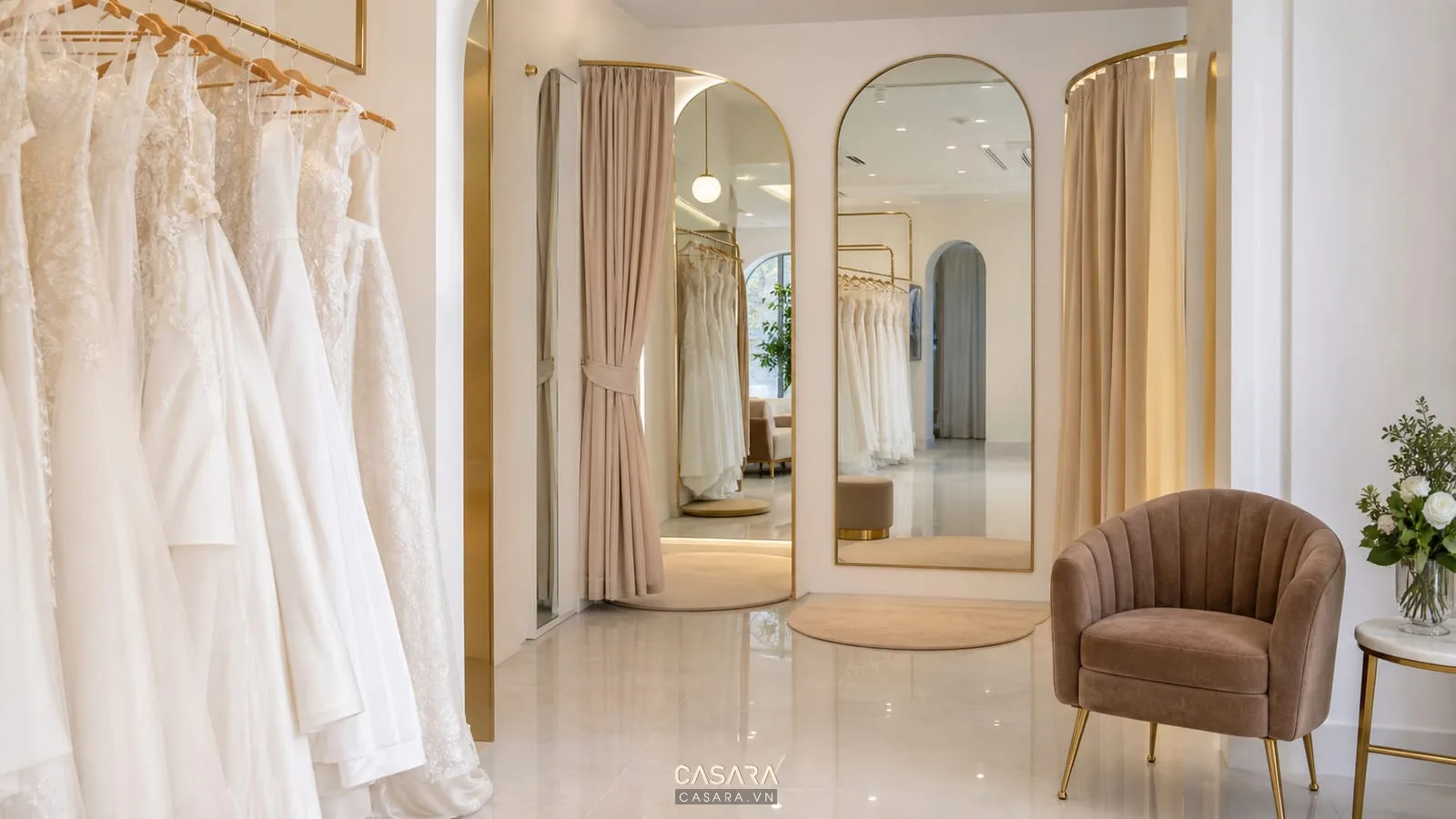 phòng thử đồ showroom quần áo có gương toàn thân và váy cưới áo cưới