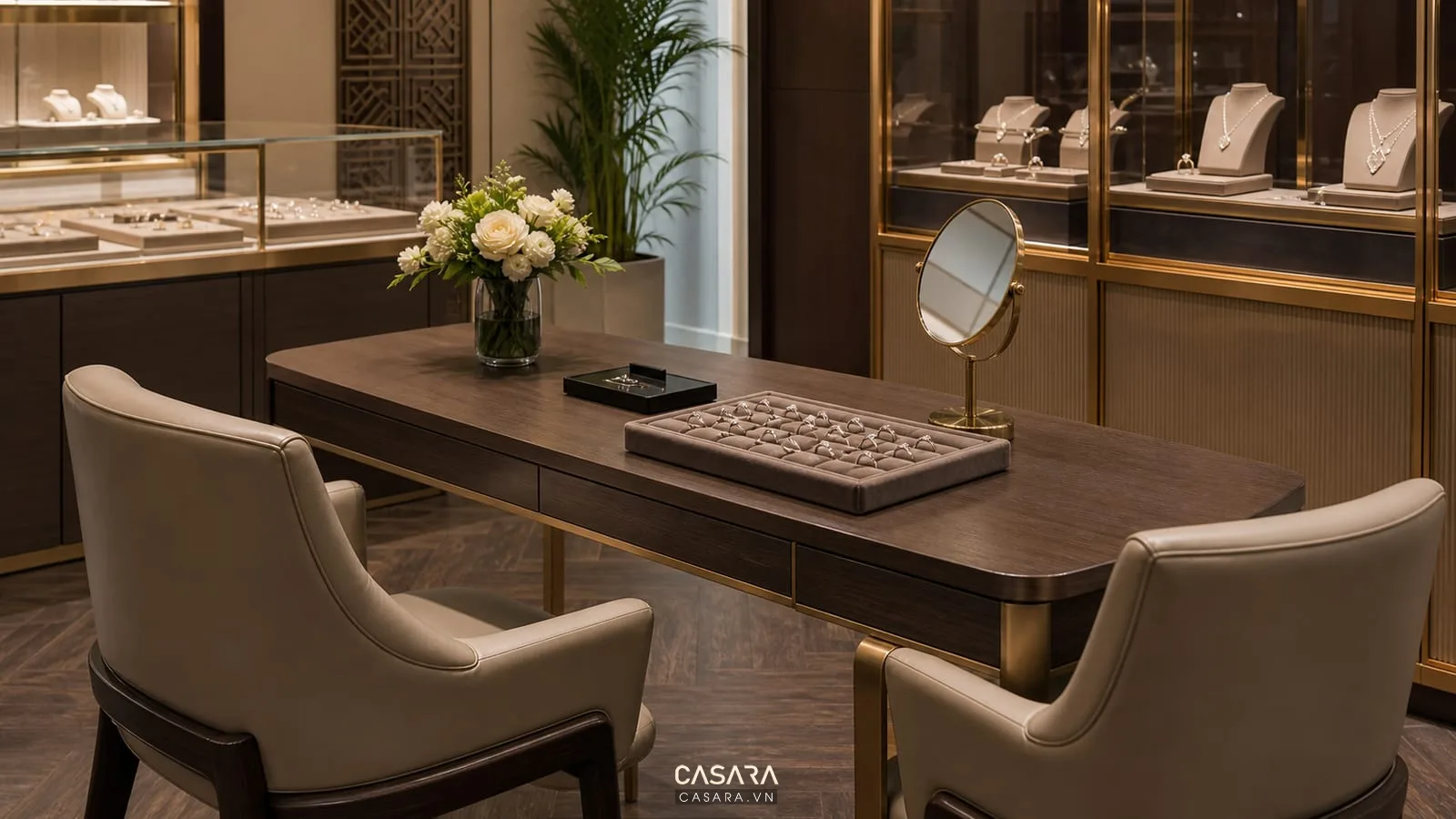 Bàn tư vấn showroom trang sức với khay thử nhẫn gương nhỏ ghế bọc da và tủ kính phía sau