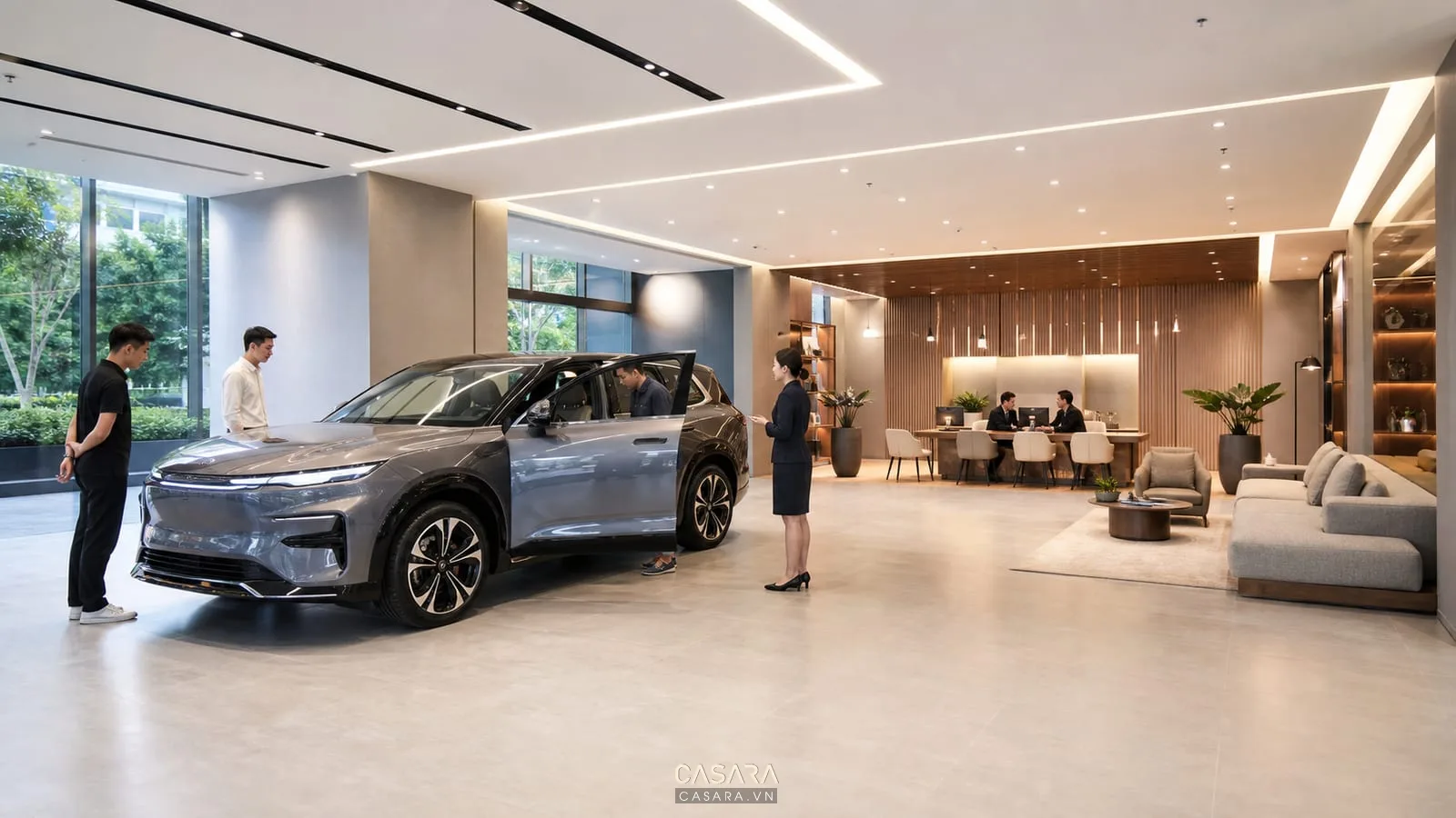 Xe VinFast trong showroom với lối đi rộng và bàn tư vấn phía sau