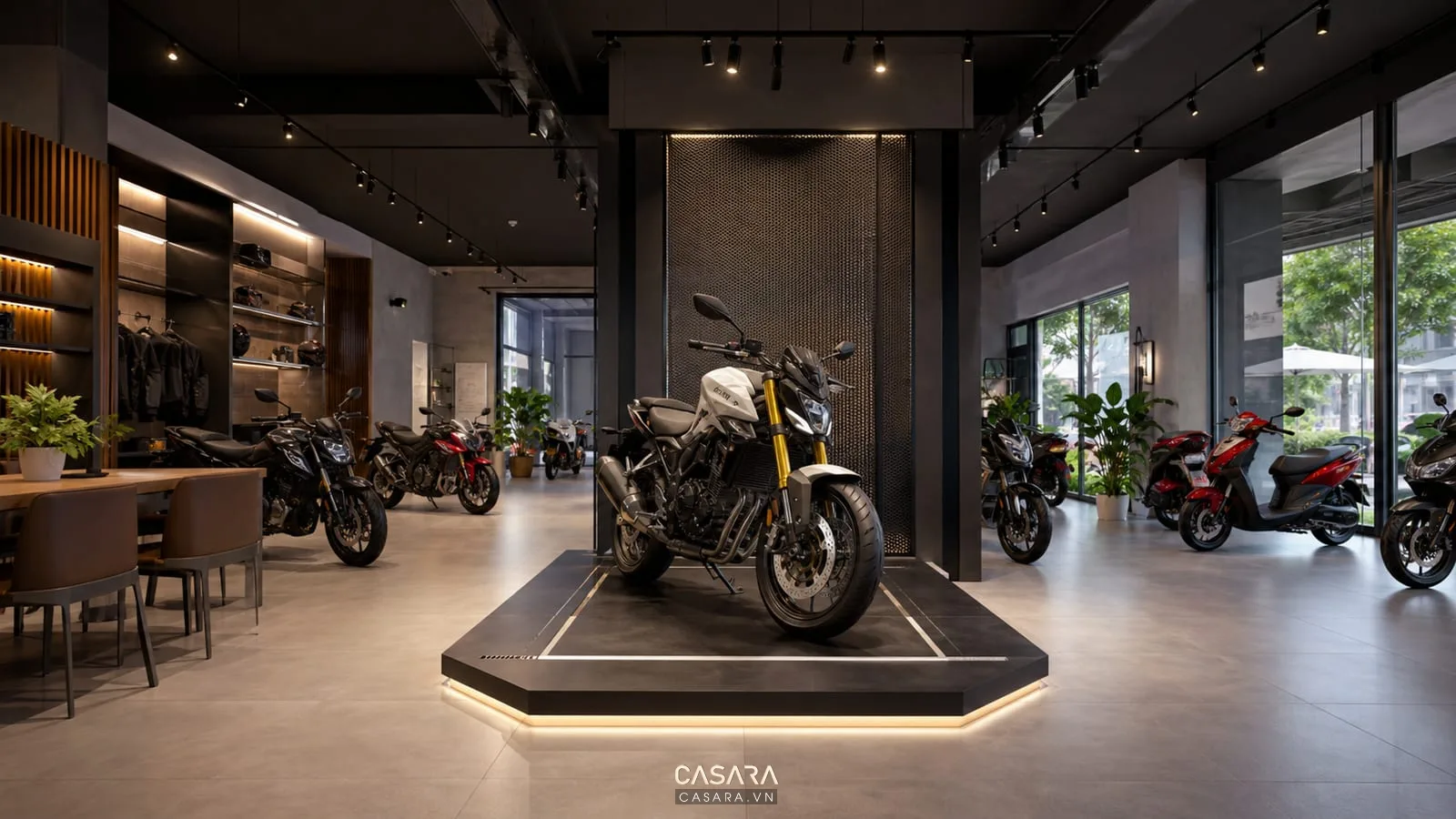 khu trưng bày xe máy với mẫu xe chủ lực ở trung tâm showroom