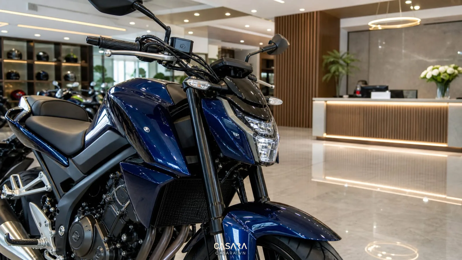 chi tiết xe máy trong showroom dưới ánh sáng rõ màu sơn