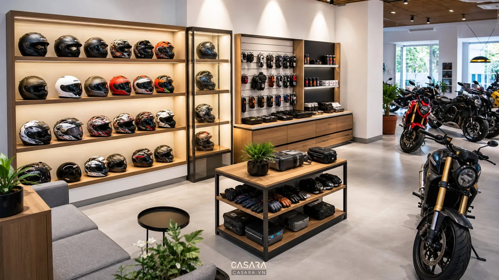 khu phụ kiện showroom xe máy với mũ bảo hiểm và kệ trưng bày gọn