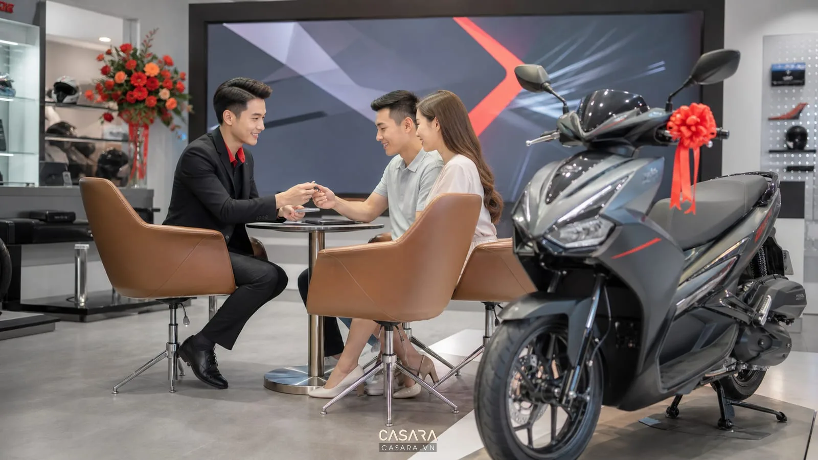 khu tư vấn và bàn giao showroom xe máy với xe máy mới phía trước