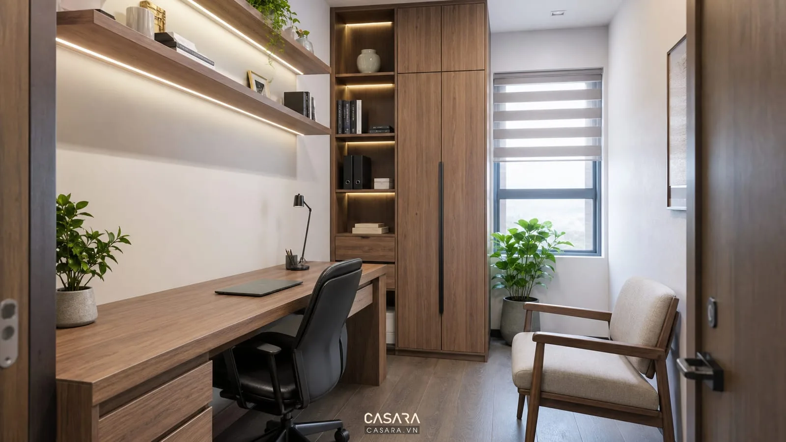 Mặt bằng văn phòng 10m2 có bàn sát tường tủ cao và lối đi gọn