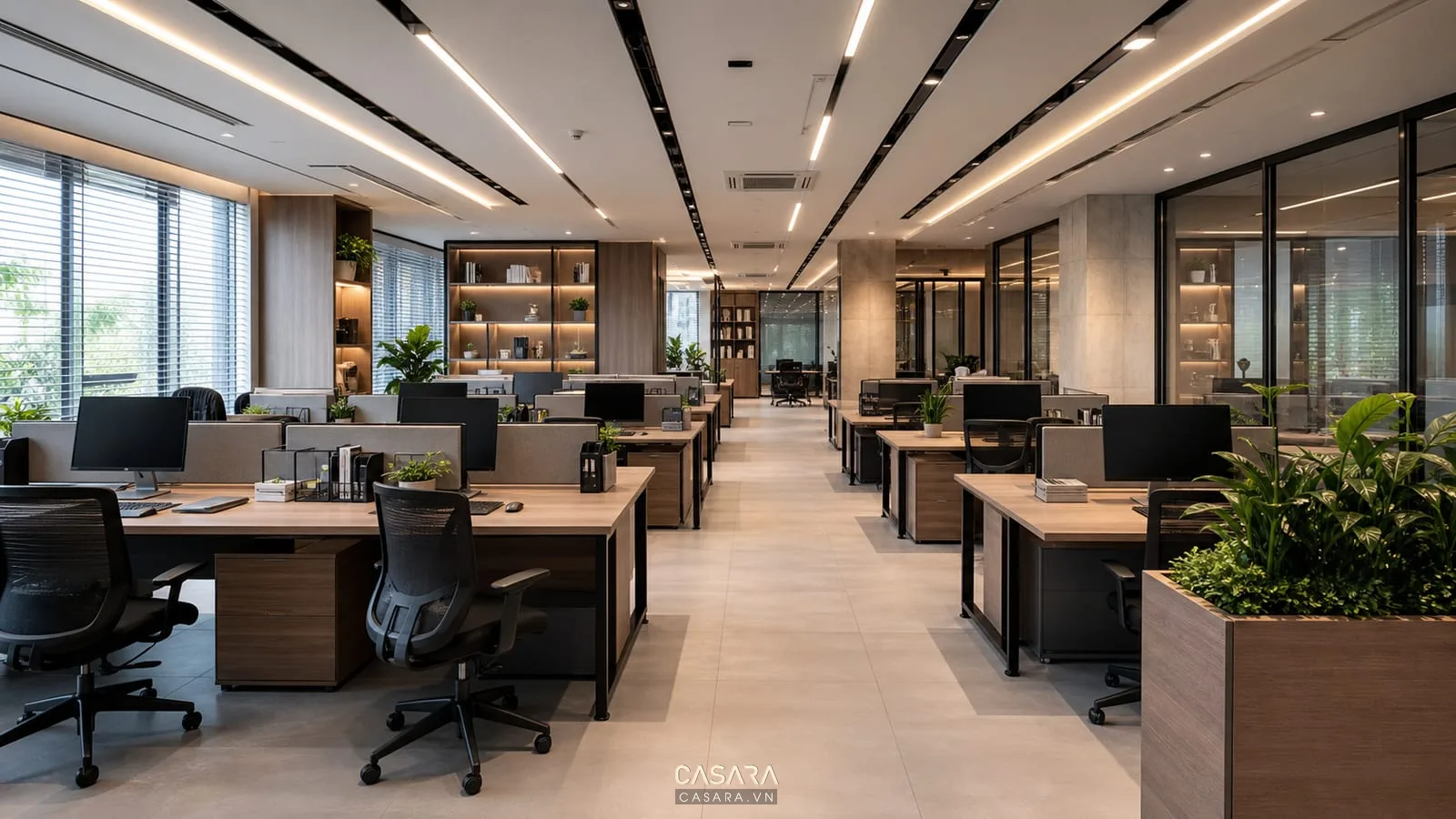Khu làm việc trong thiết kế văn phòng 150m2 với bàn theo cụm