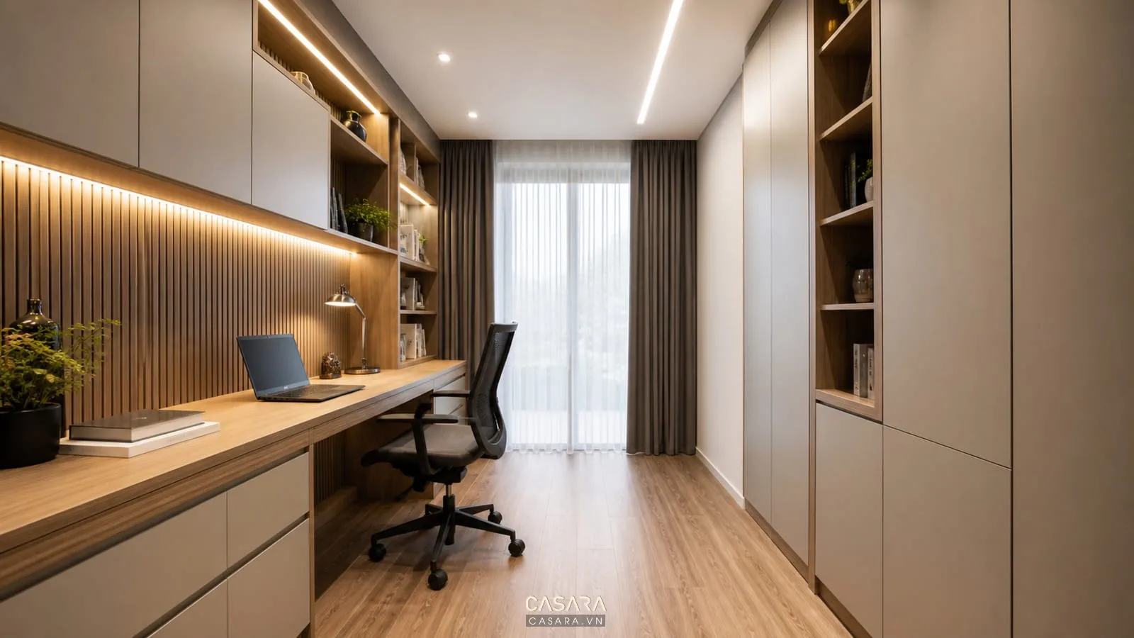 thiết kế văn phòng 15m2 với bàn liền tủ áp tường, kệ mở, ghế xoay gọn, lối đi rõ và đèn tuyến tính
