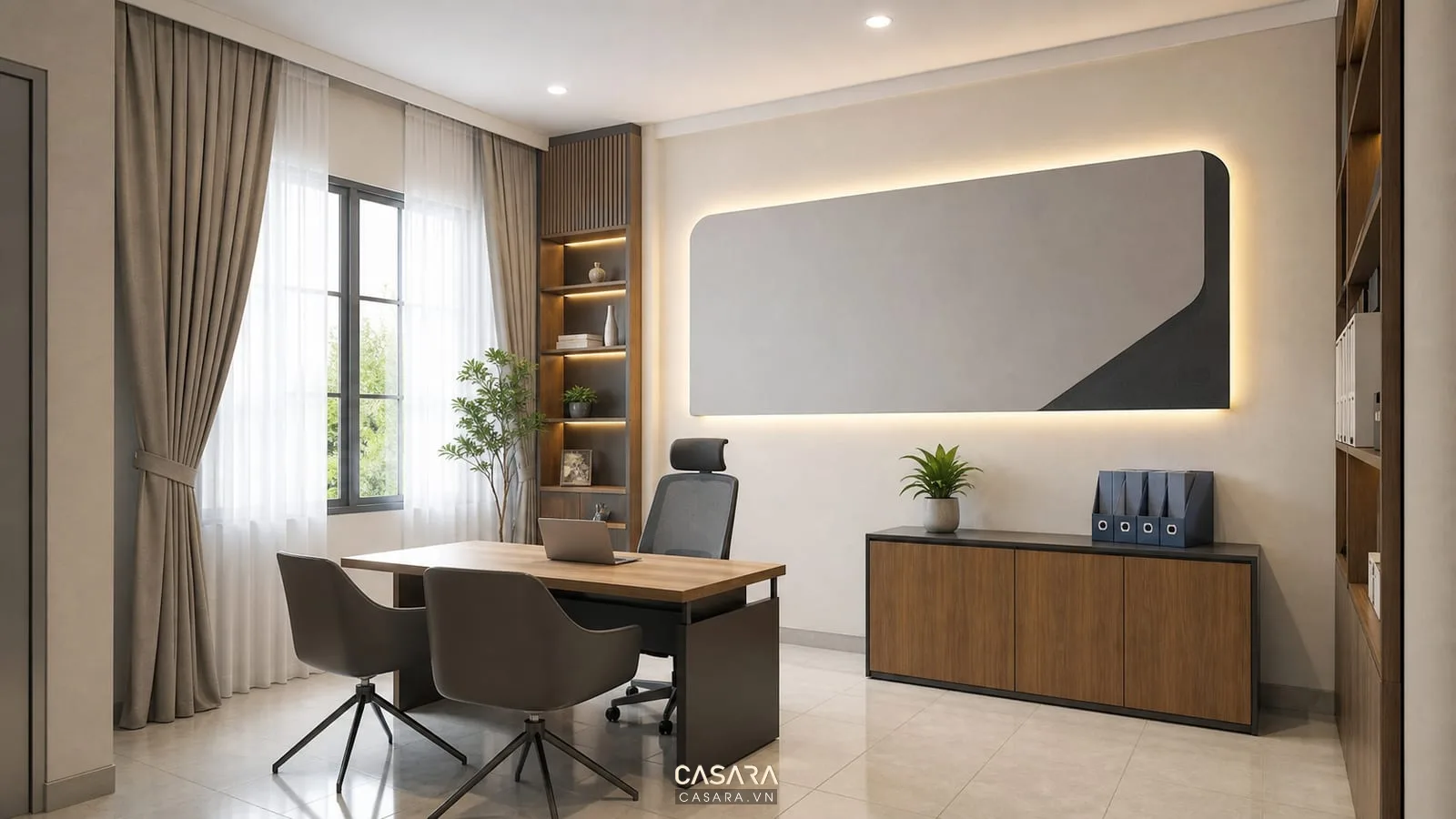 thiết kế văn phòng nhỏ 15m2 với ánh sáng tự nhiên, rèm sáng, logo doanh nghiệp, bàn gọn, tủ thấp, cây xanh nhỏ và vật liệu trung tính