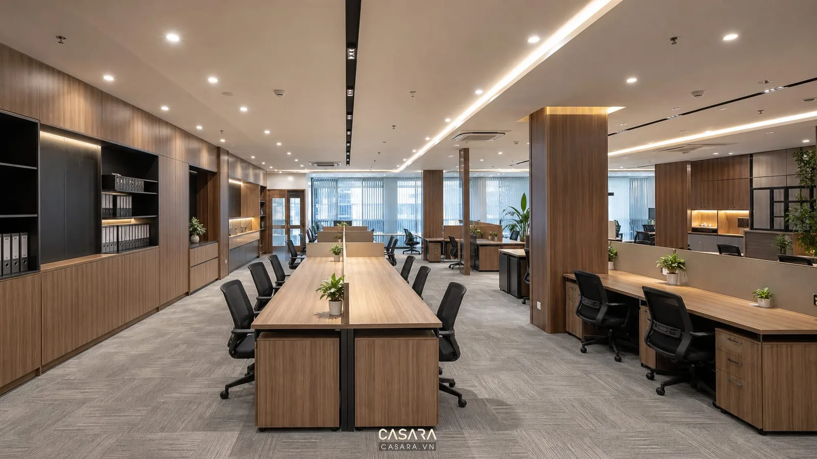 văn phòng 200m2 hoàn thiện với bàn làm việc tủ hồ sơ và ánh sáng trần