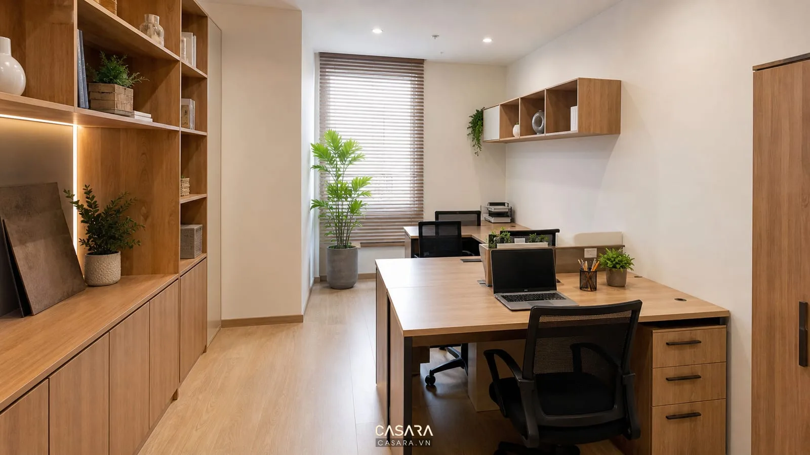 văn phòng thiết kế đẹp với gỗ sáng và tủ thấp trong diện tích nhỏ
