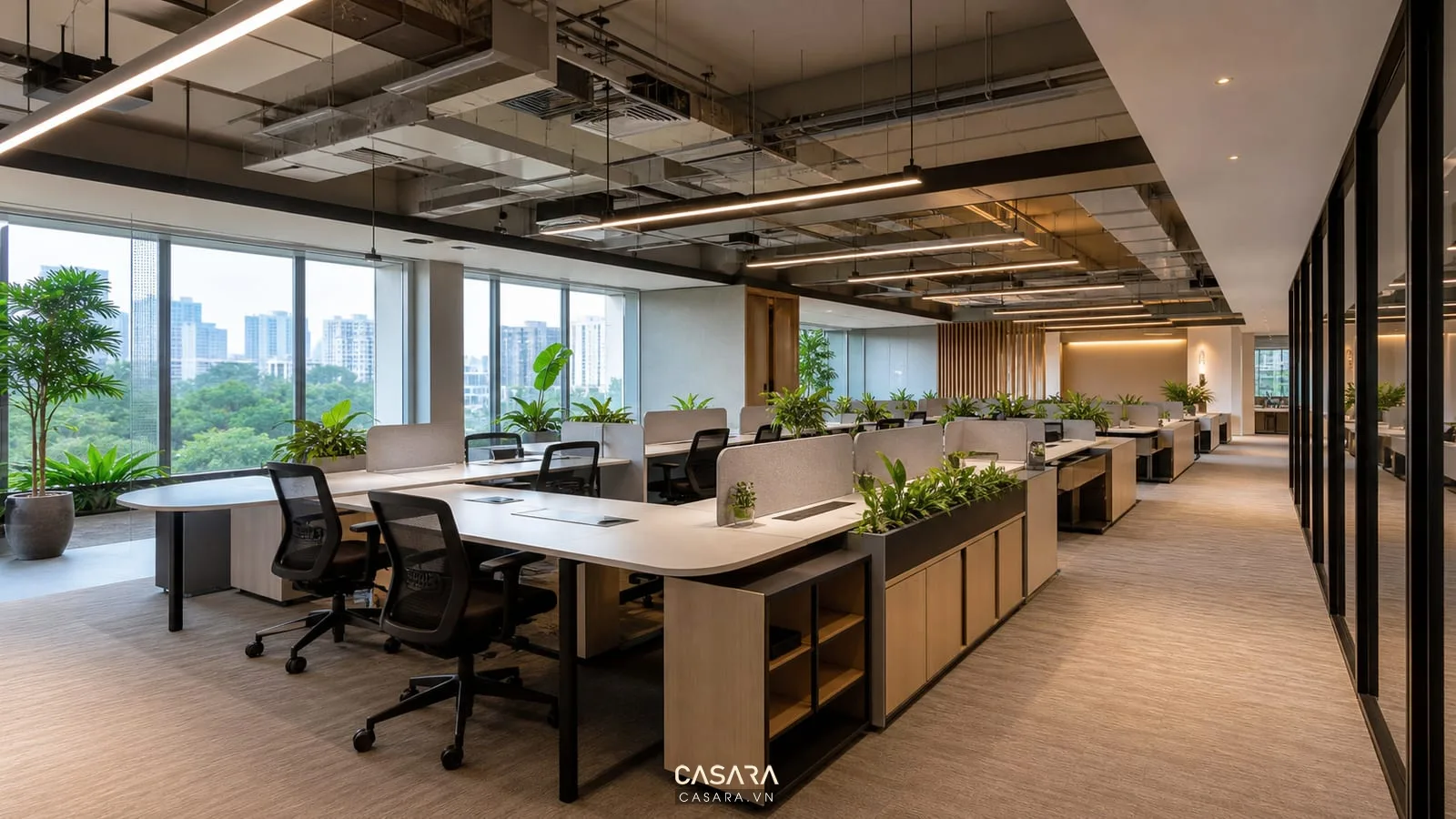Văn phòng 300m2 với bàn module, dây điện gọn và hệ thống đèn trần hiện đại