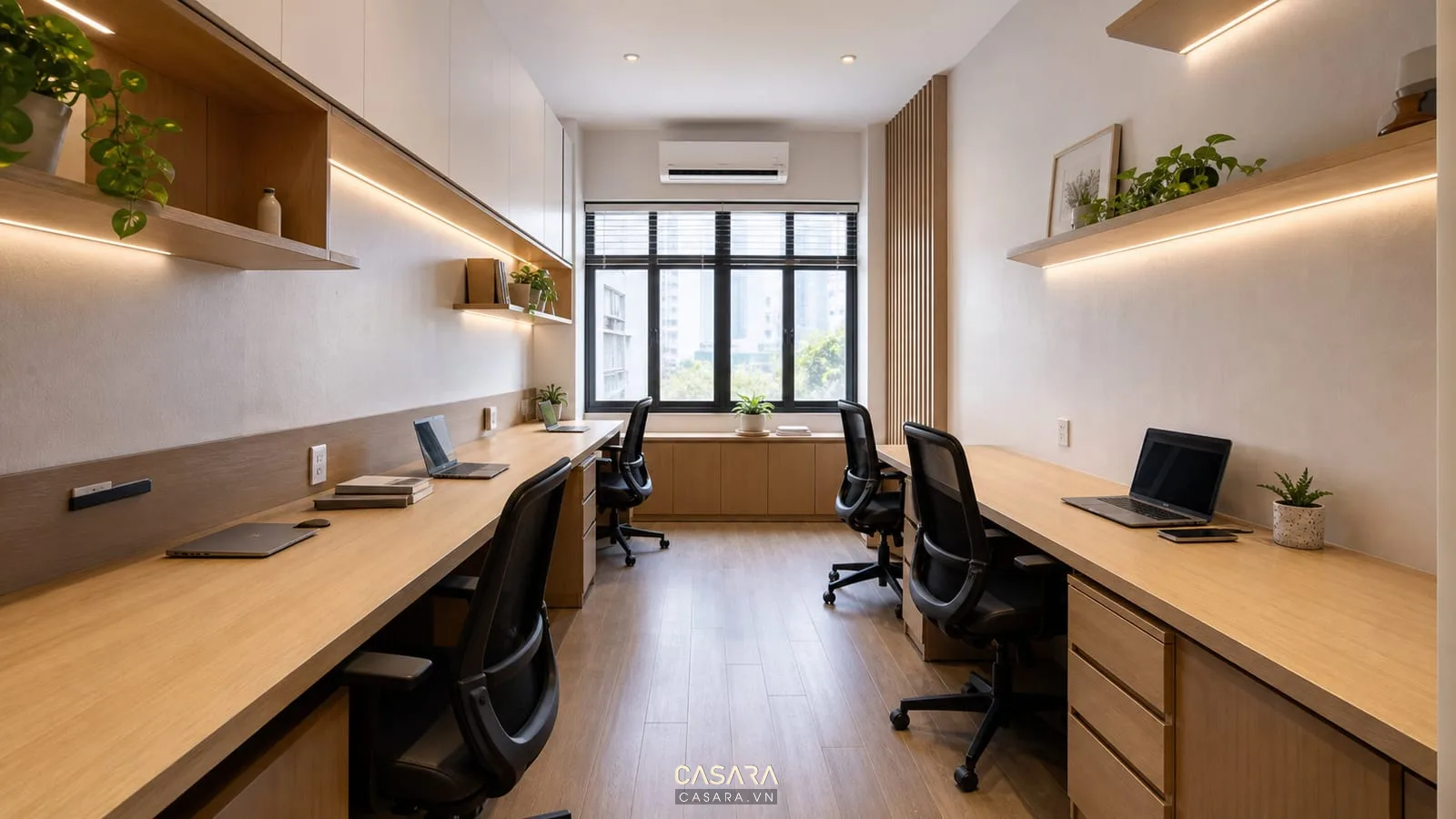 Bàn làm việc áp tường trong thiết kế văn phòng 30m2 có lối đi trung tâm