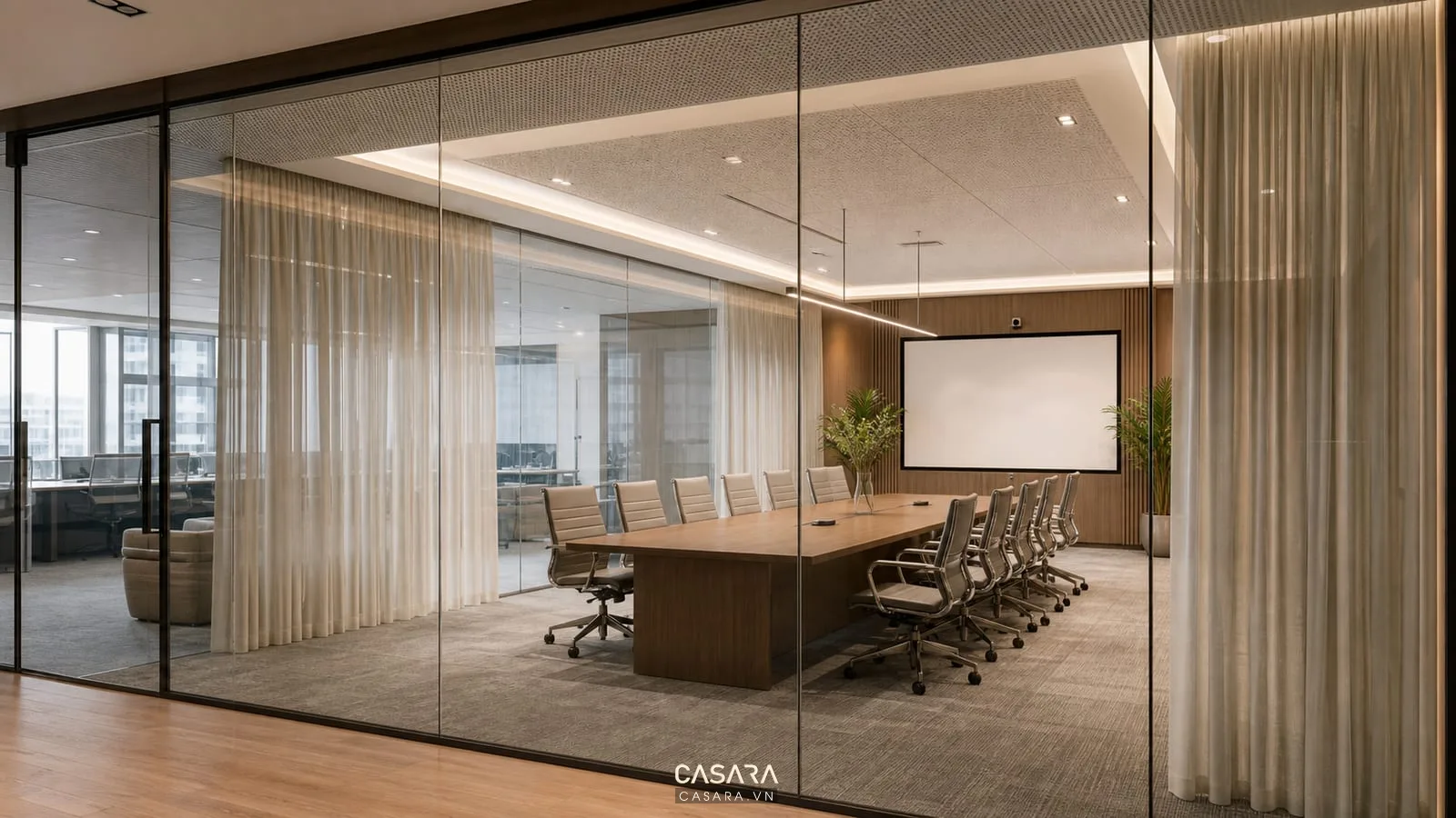 phòng họp kính trong thiết kế văn phòng 500m2 với bàn họp dài và rèm mờ