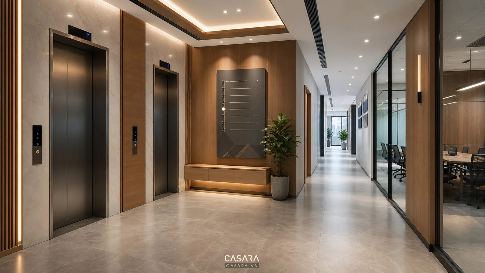 Sảnh thang máy văn phòng 7 tầng có bảng chỉ dẫn và hành lang sáng