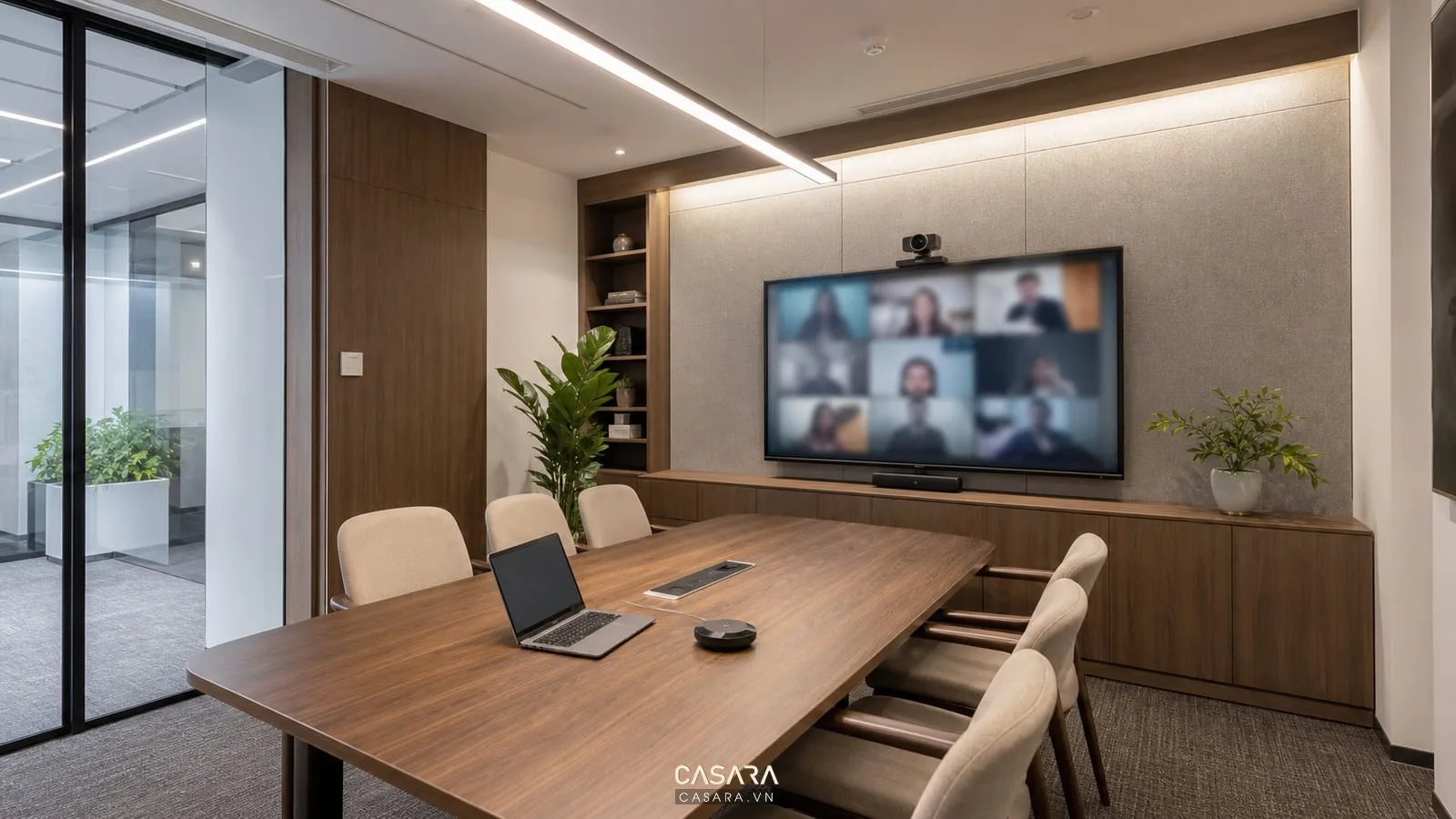 Bàn họp trong thiết kế văn phòng ảo với màn hình video call và ổ cắm âm bàn
