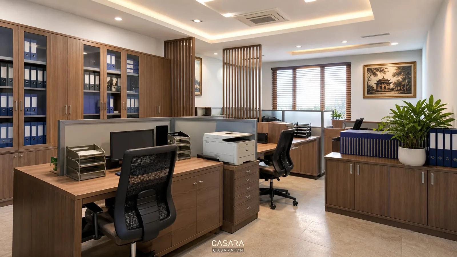 Khu làm việc văn phòng công chứng có bàn hồ sơ máy in vách ngăn và tủ tài liệu