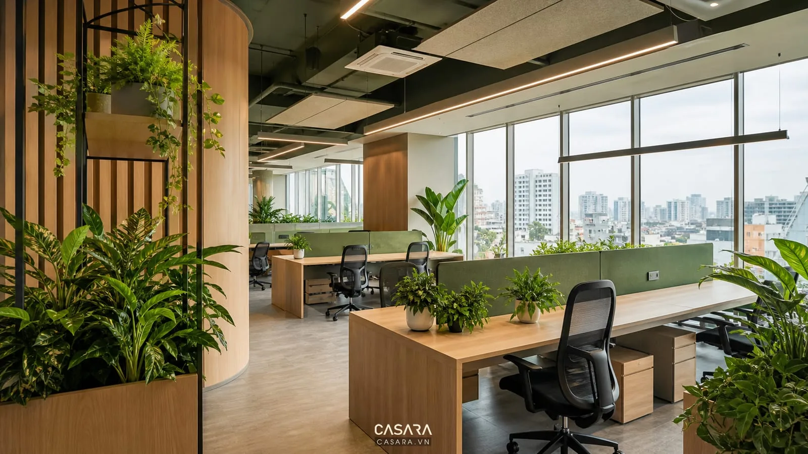 thiết kế văn phòng xanh tại HCM với cây xanh bàn làm việc ánh sáng tự nhiên và vật liệu gỗ sáng