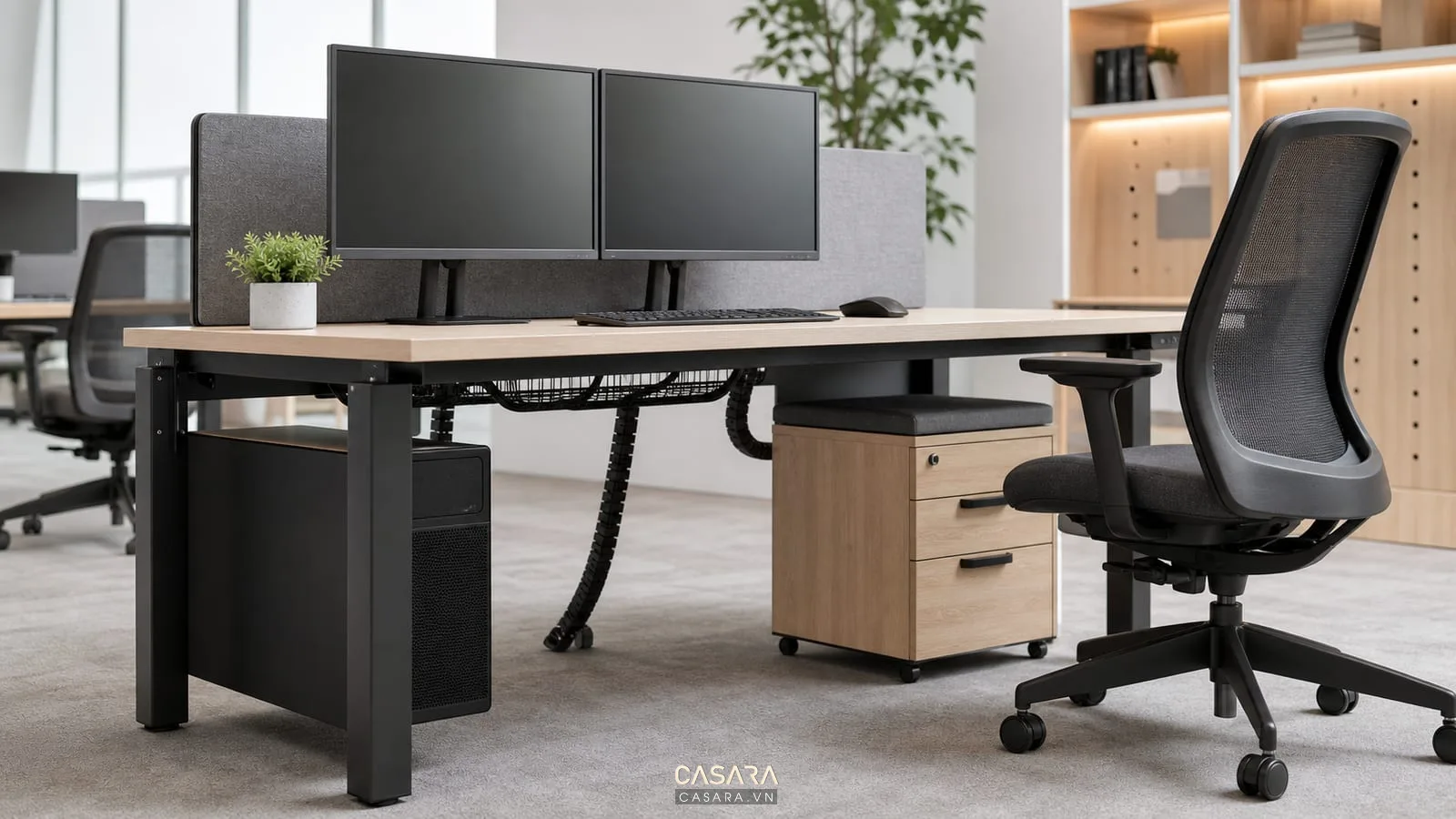 Bàn làm việc văn phòng IT với máy tính và máng dây điện gọn