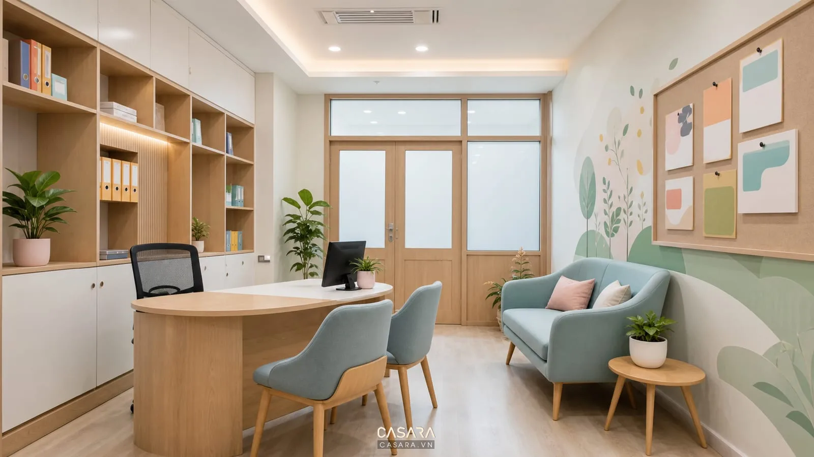 Văn phòng mầm non thân thiện với bảng thông báo phụ huynh và bàn tư vấn gọn