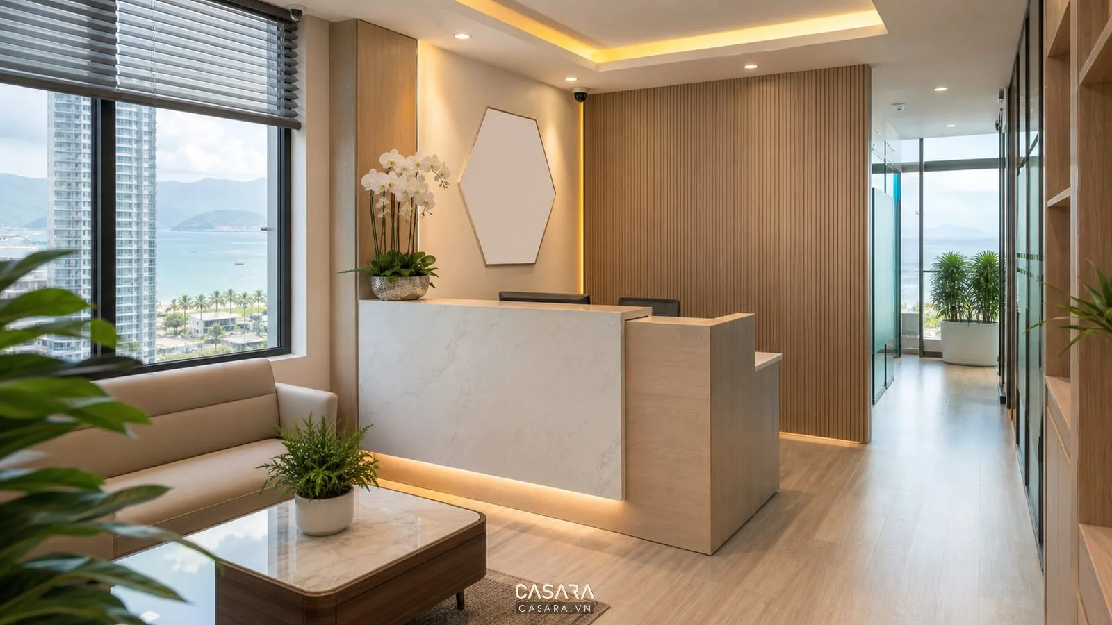 Quầy lễ tân văn phòng Nha Trang với logo, khu chờ nhỏ và vách gỗ sáng