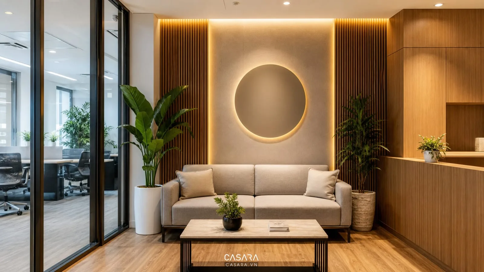 khu tiếp khách nhỏ trong thiết kế văn phòng nhỏ có sofa bàn trà và vách logo