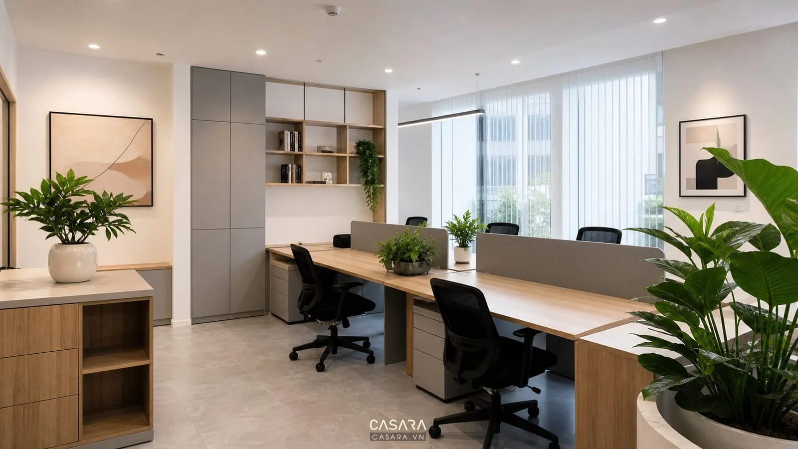 thiết kế không gian văn phòng tối giản với bàn gỗ và cây xanh