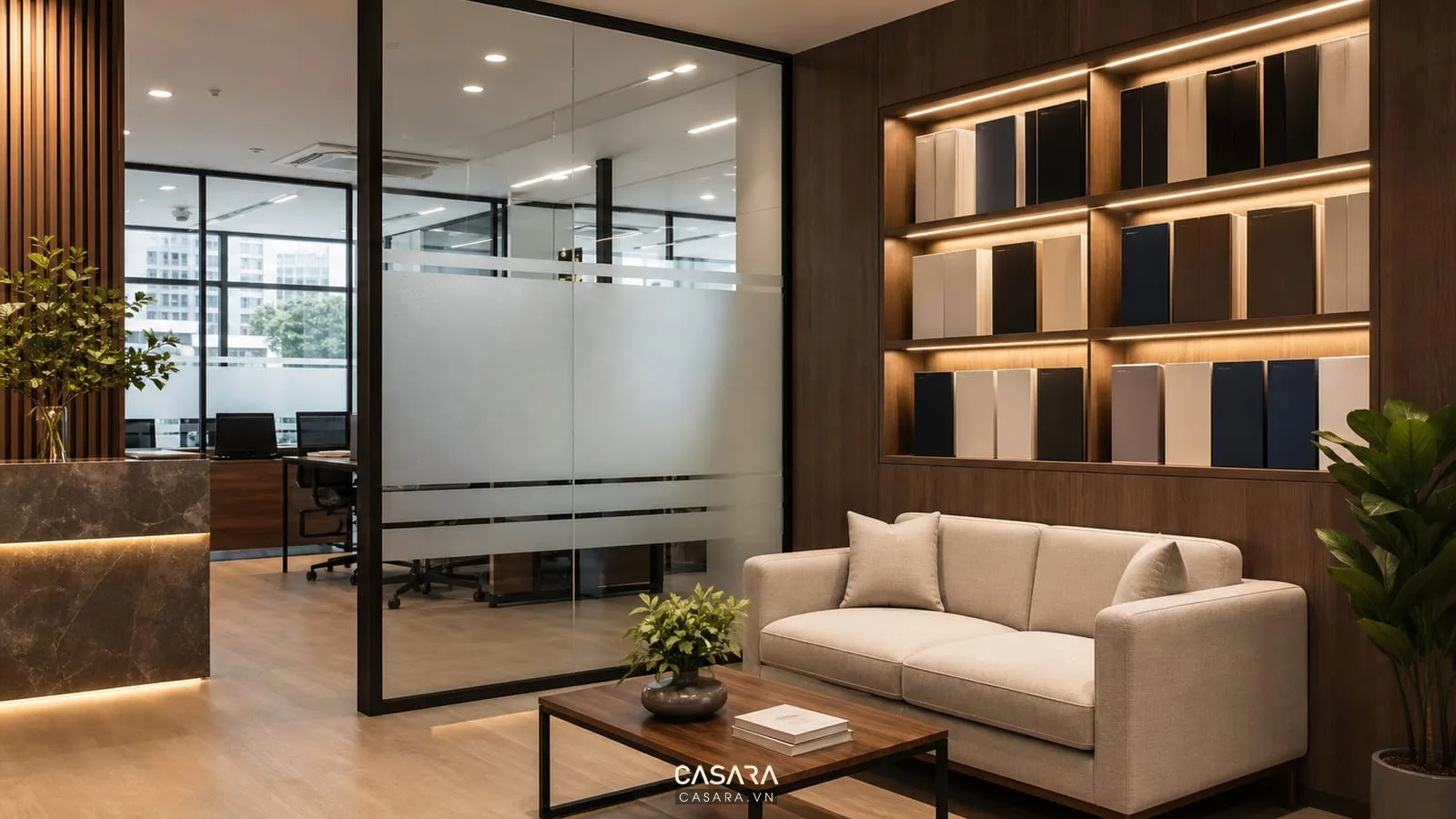Thiết kế văn phòng tiếp khách với sofa nhỏ và vách kính mờ