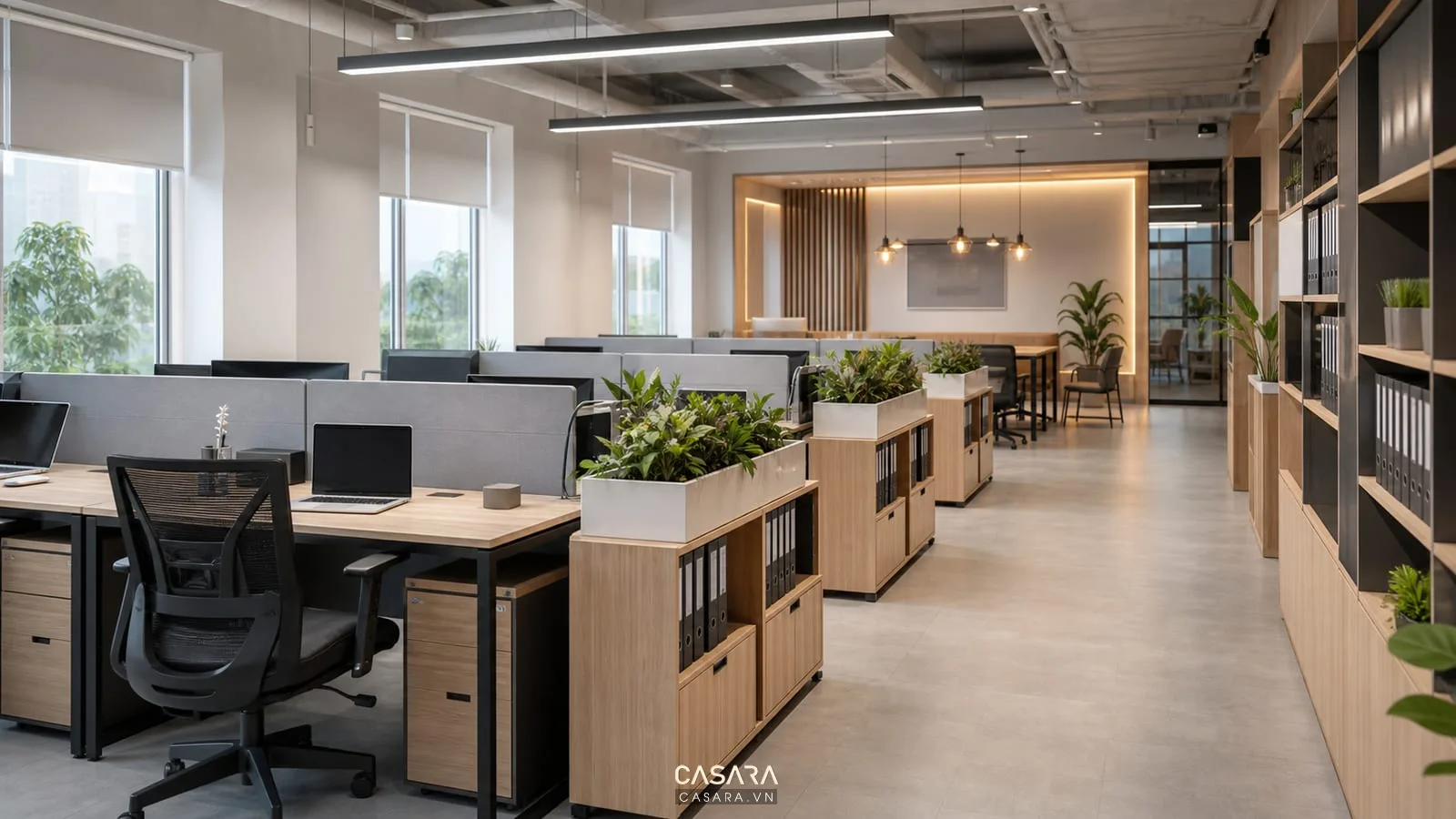 Nội thất văn phòng startup với bàn module và tủ lưu trữ gọn gàng