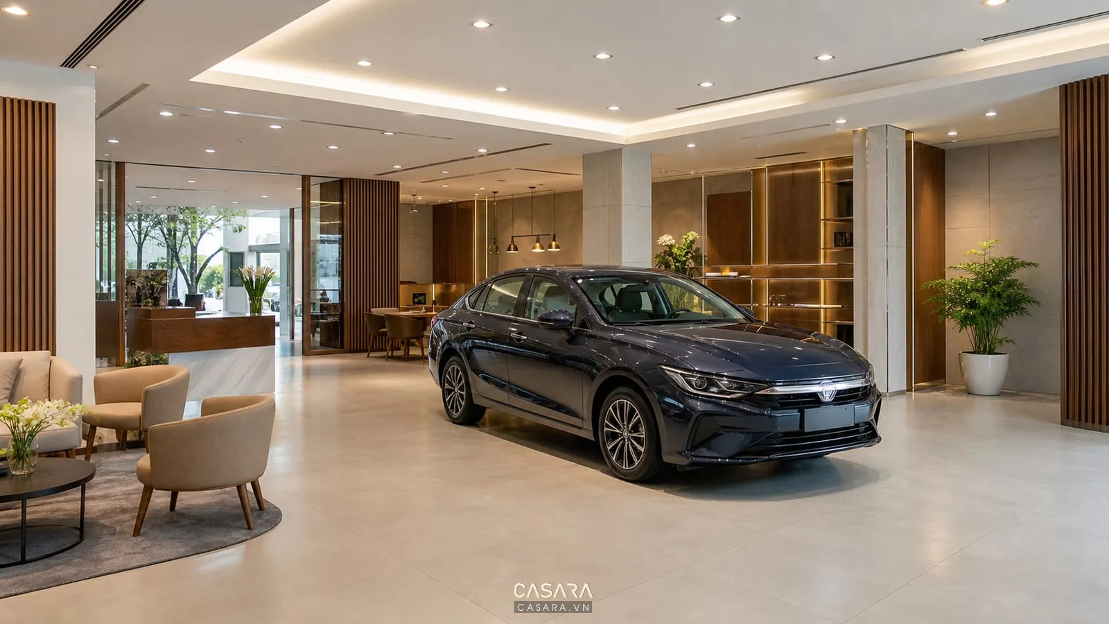 Showroom xe hơi có ô tô trưng bày trên sàn rộng, ánh sáng làm rõ thân xe, khu tiếp khách bên cạnh và lối đi đủ rộng cho khách quan sát.