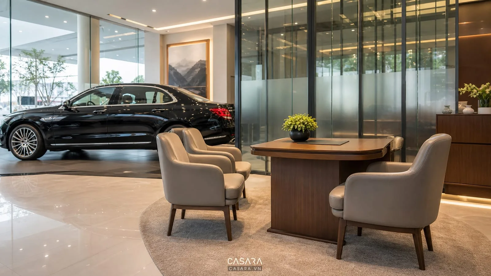 Khu tư vấn showroom ô tô có bàn ghế sang trọng và xe trưng bày phía sau