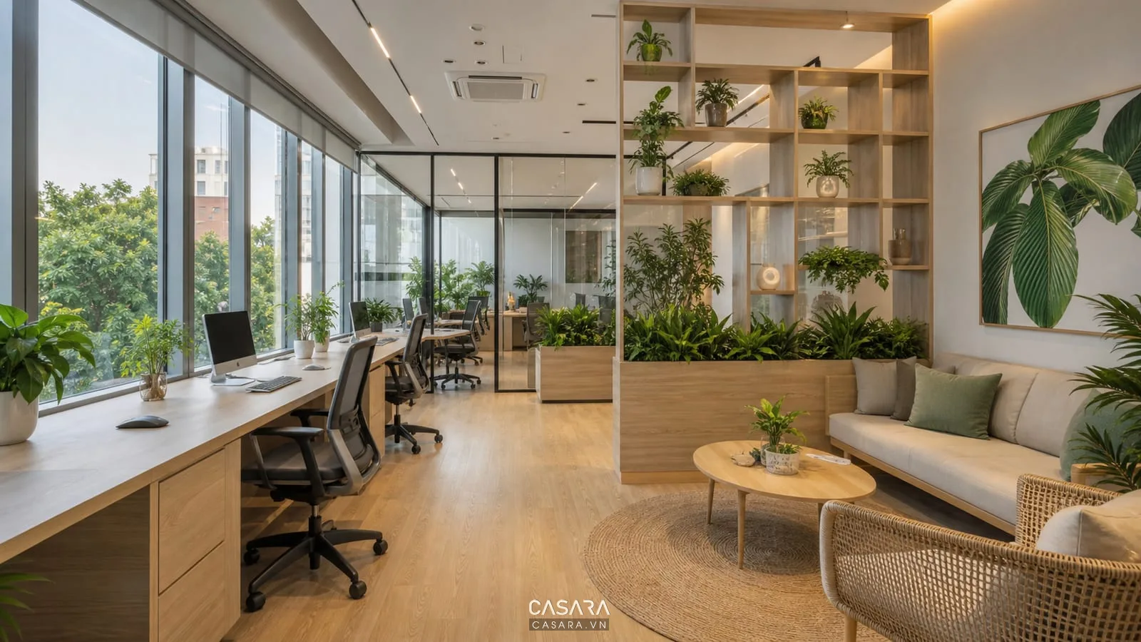 thiết kế văn phòng xanh với bàn làm việc gần cửa sổ cây xanh vật liệu gỗ và ánh sáng tự nhiên