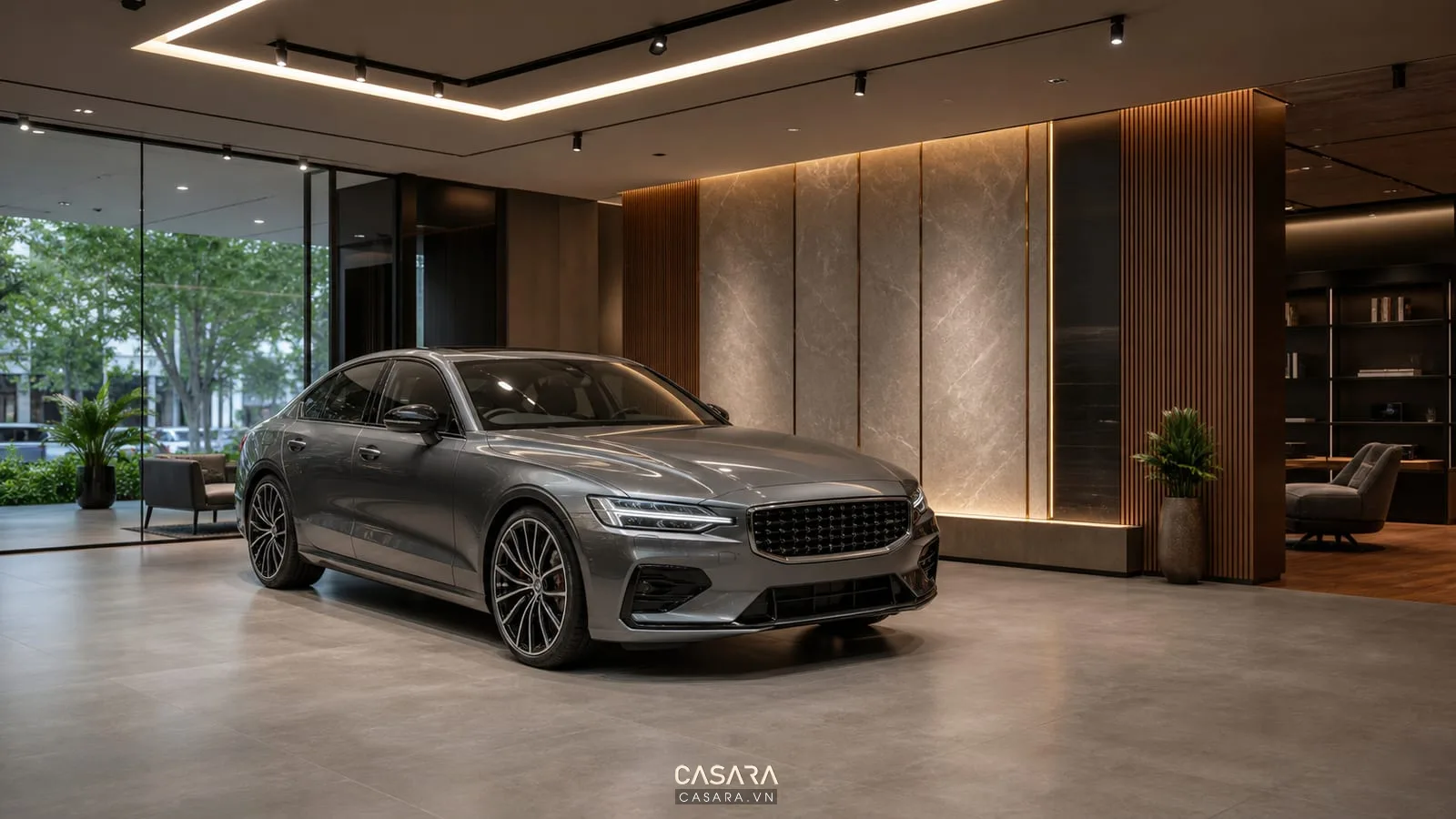 Xe ô tô trong showroom dưới hệ đèn trần với sàn sáng và vách thương hiệu