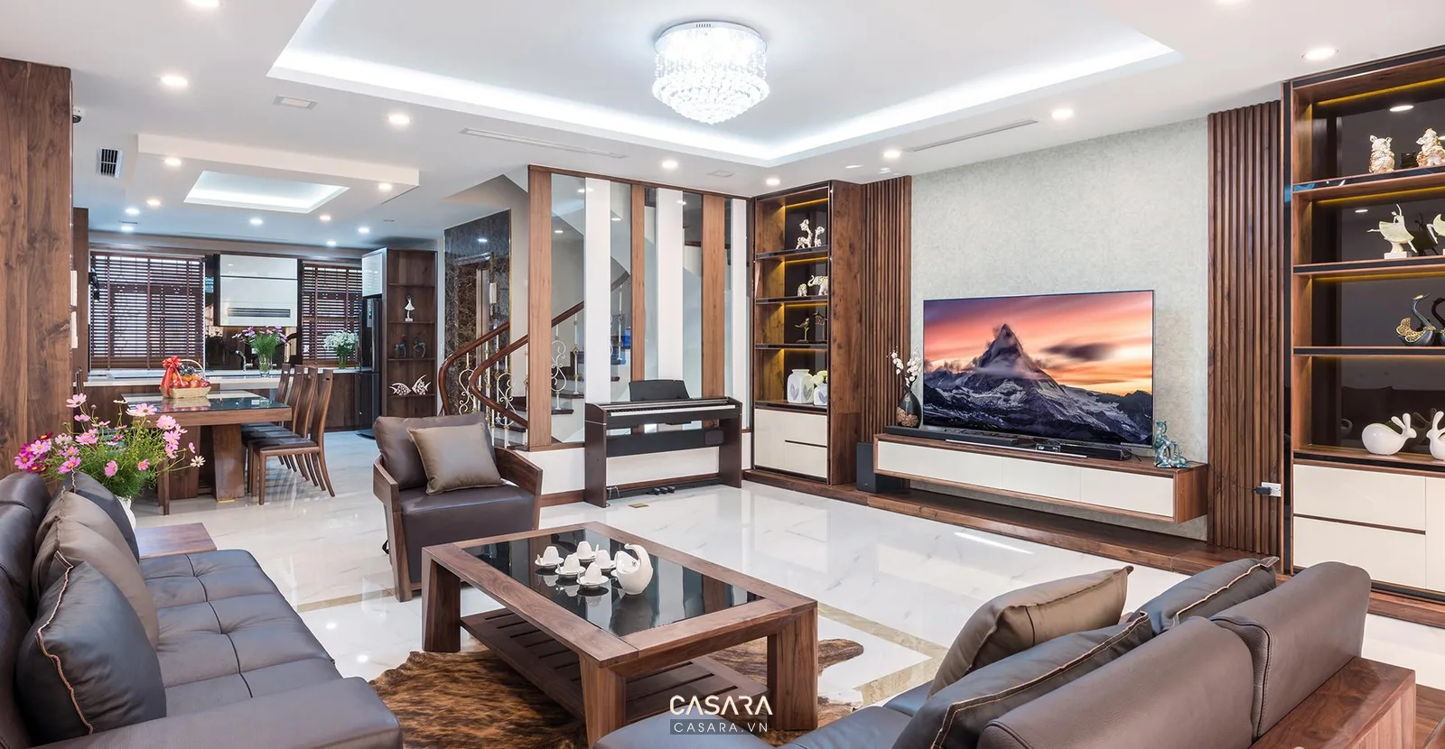 phòng khách đơn giản có kệ tivi gỗ bàn trà mặt đá sofa vải xám sáng thảm dệt đèn cây kim loại và cây xanh