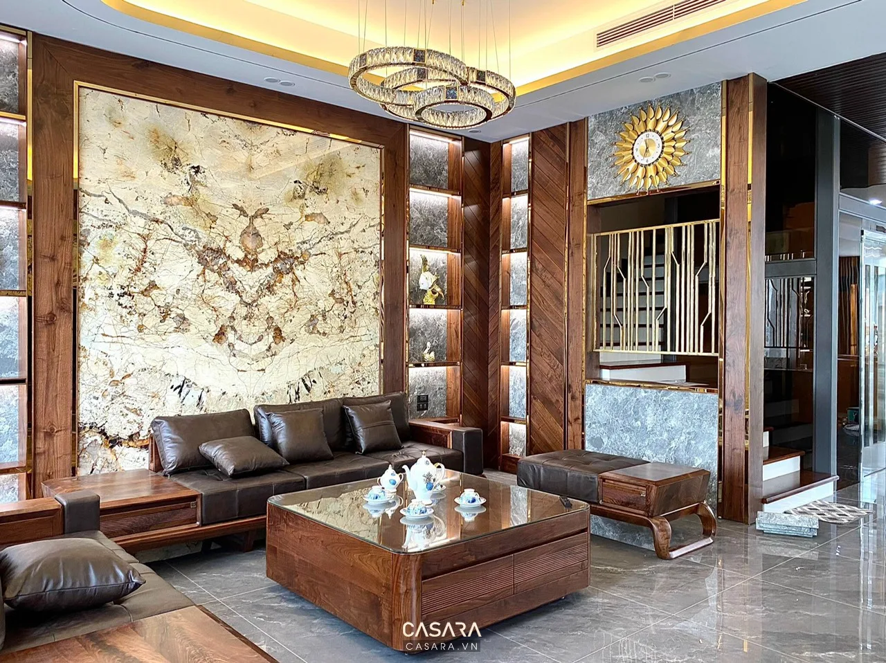 trang trí không gian phòng khách với tranh lớn sau sofa sofa vải trung tính đèn cây ánh sáng ấm chậu cây xanh cao và rèm cửa sáng
