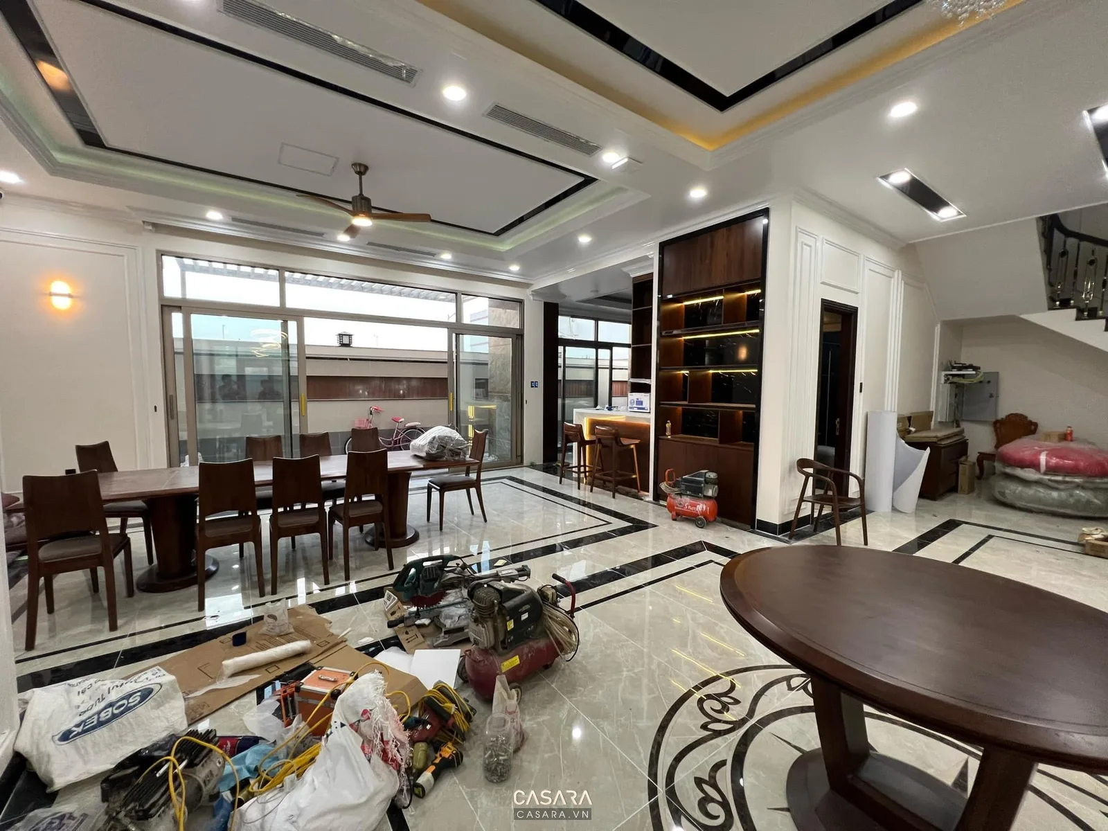 Thiết kế chung cư tối giản với phòng khách bếp mở và nội thất trung tính