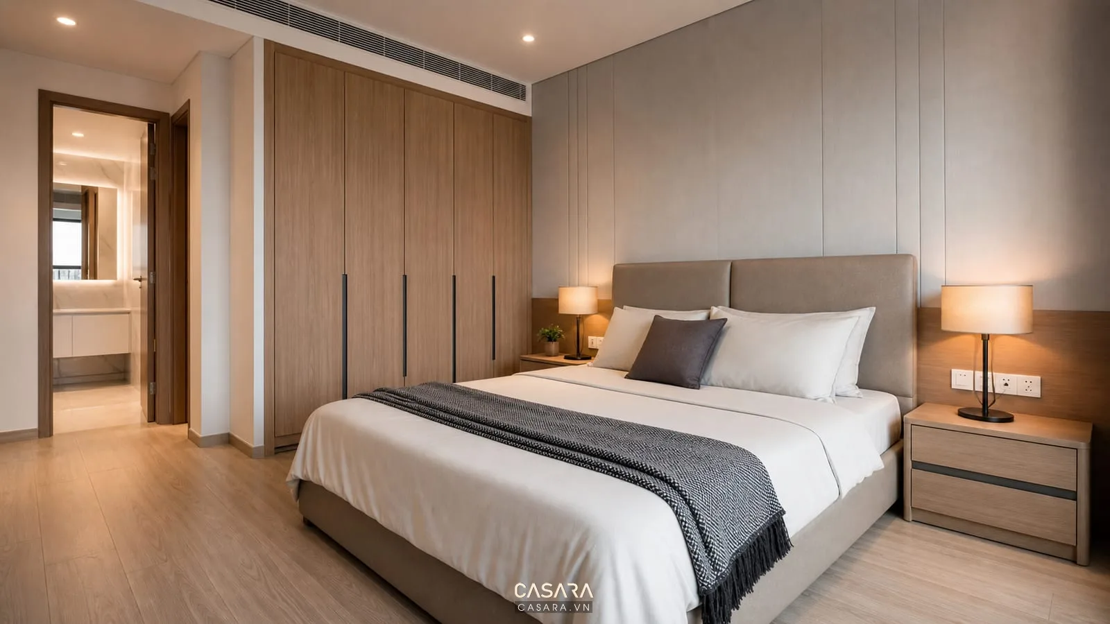 Phòng ngủ chính chung cư 2 phòng ngủ có tủ áo kịch trần và đèn đầu giường
