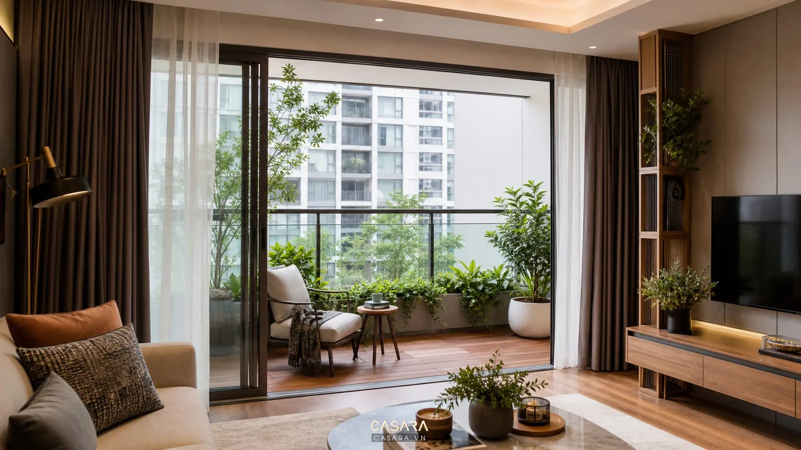 ảnh chung cư có ban công nhỏ với cây xanh và ghế thư giãn