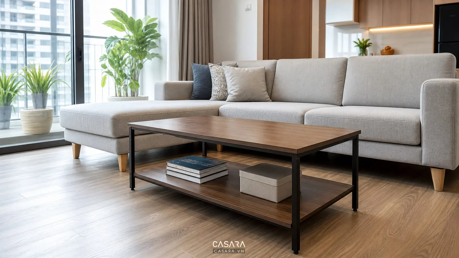 Bàn trà 2 tầng trong phòng khách căn hộ nhỏ với sofa chữ L và lối đi thoáng