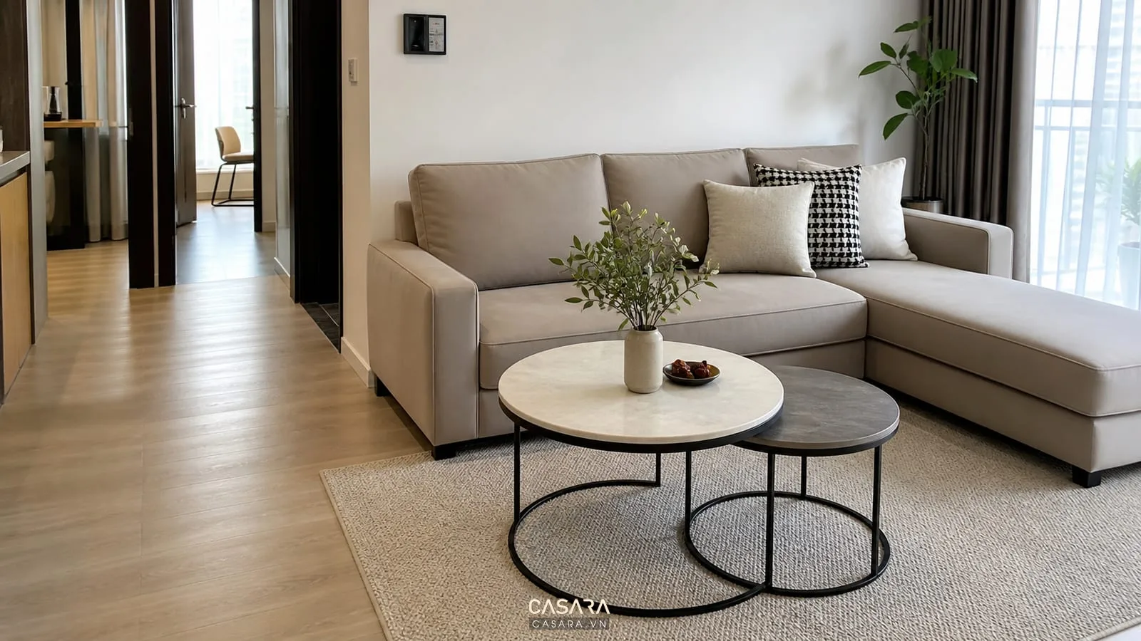 bàn trà đôi phòng khách nhỏ dạng lồng nhau với sofa chữ L, thảm trung tính và lối đi căn hộ thoáng