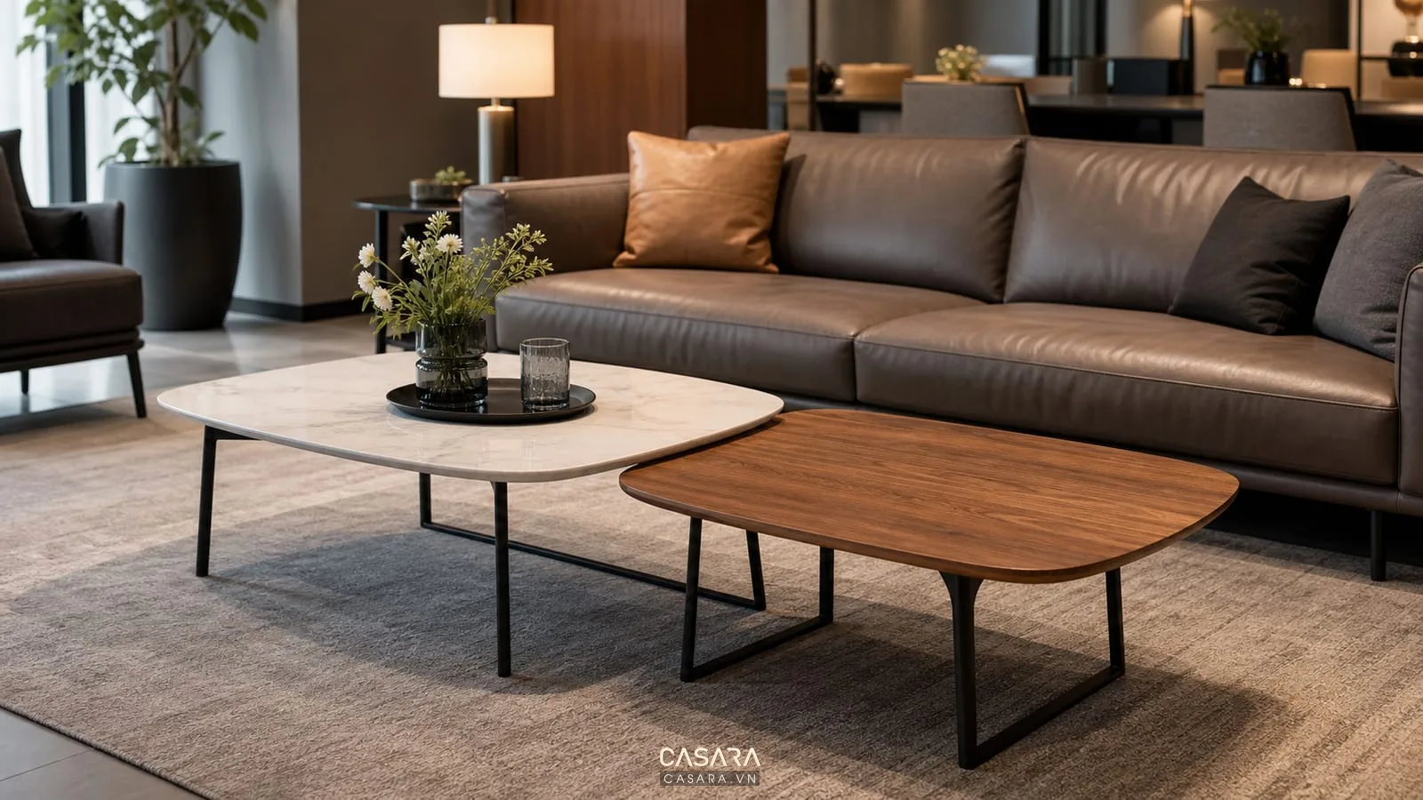 bàn trà đôi phòng khách mặt đá trắng và mặt gỗ tự nhiên với sofa cao cấp, thảm lớn và ánh sáng đèn ấm