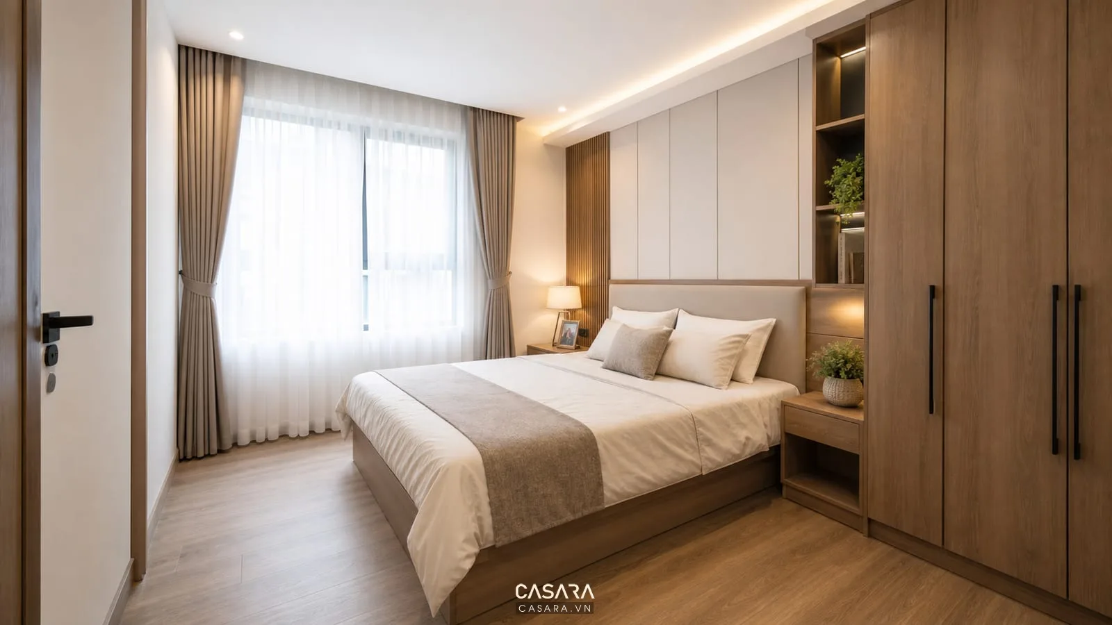 Phòng ngủ căn hộ chung cư có giường đôi tủ áo và lối đi thoáng