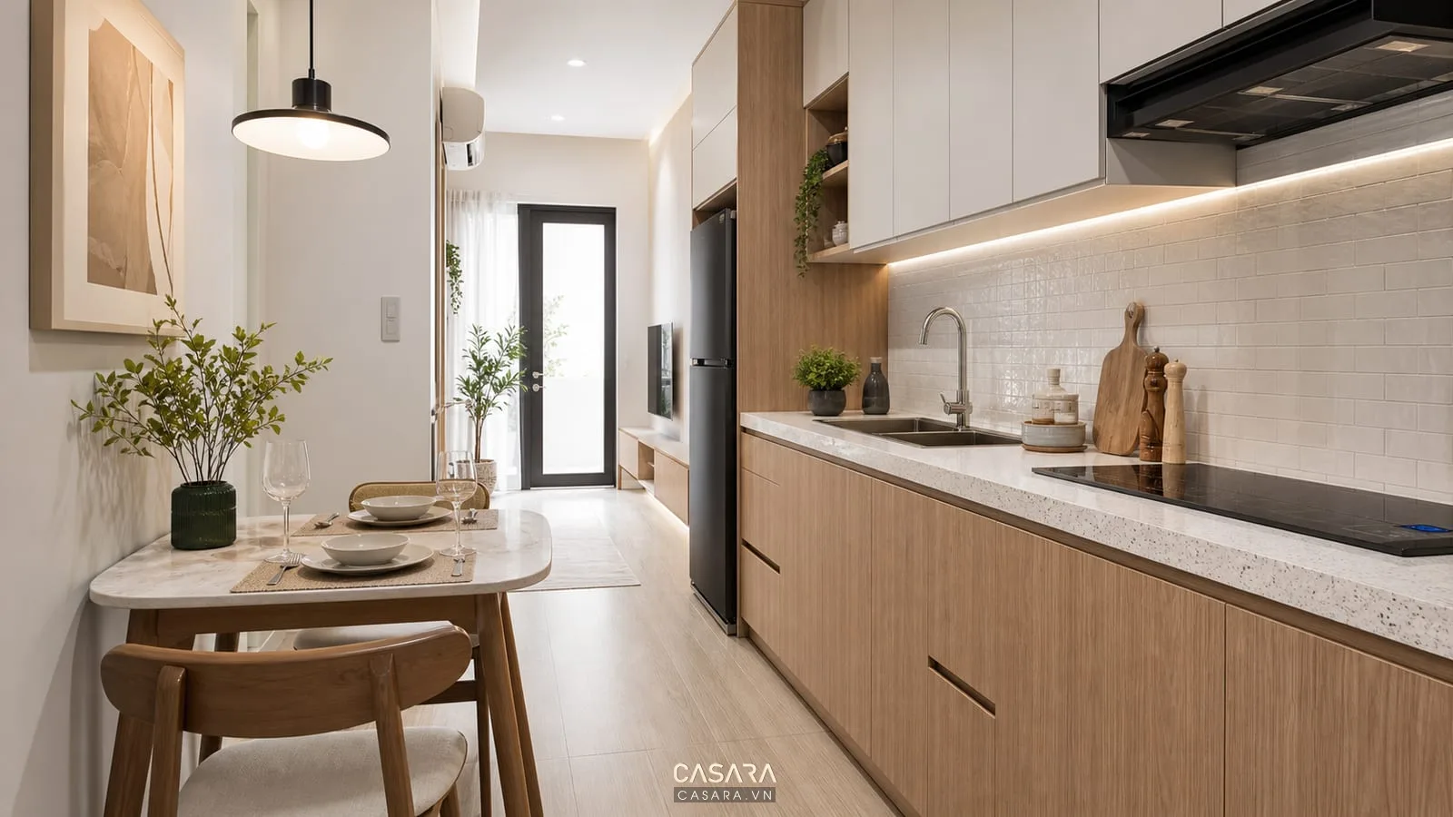 Bếp chung cư mini với bàn ăn nhỏ và tủ bếp sáng màu