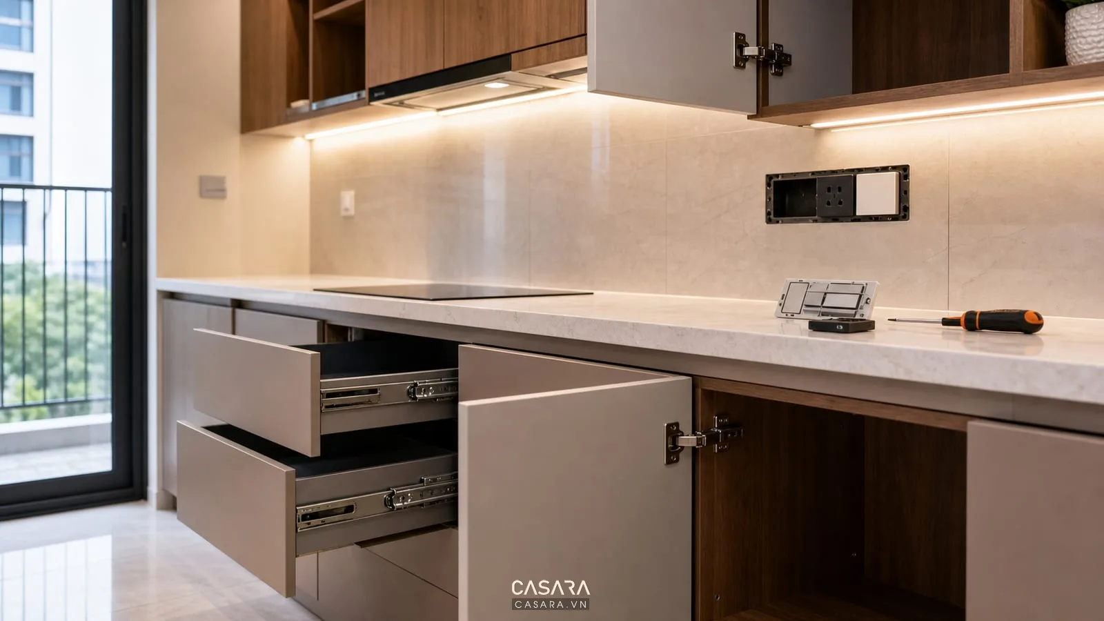 Lắp phụ kiện tủ bếp trong thi công chung cư