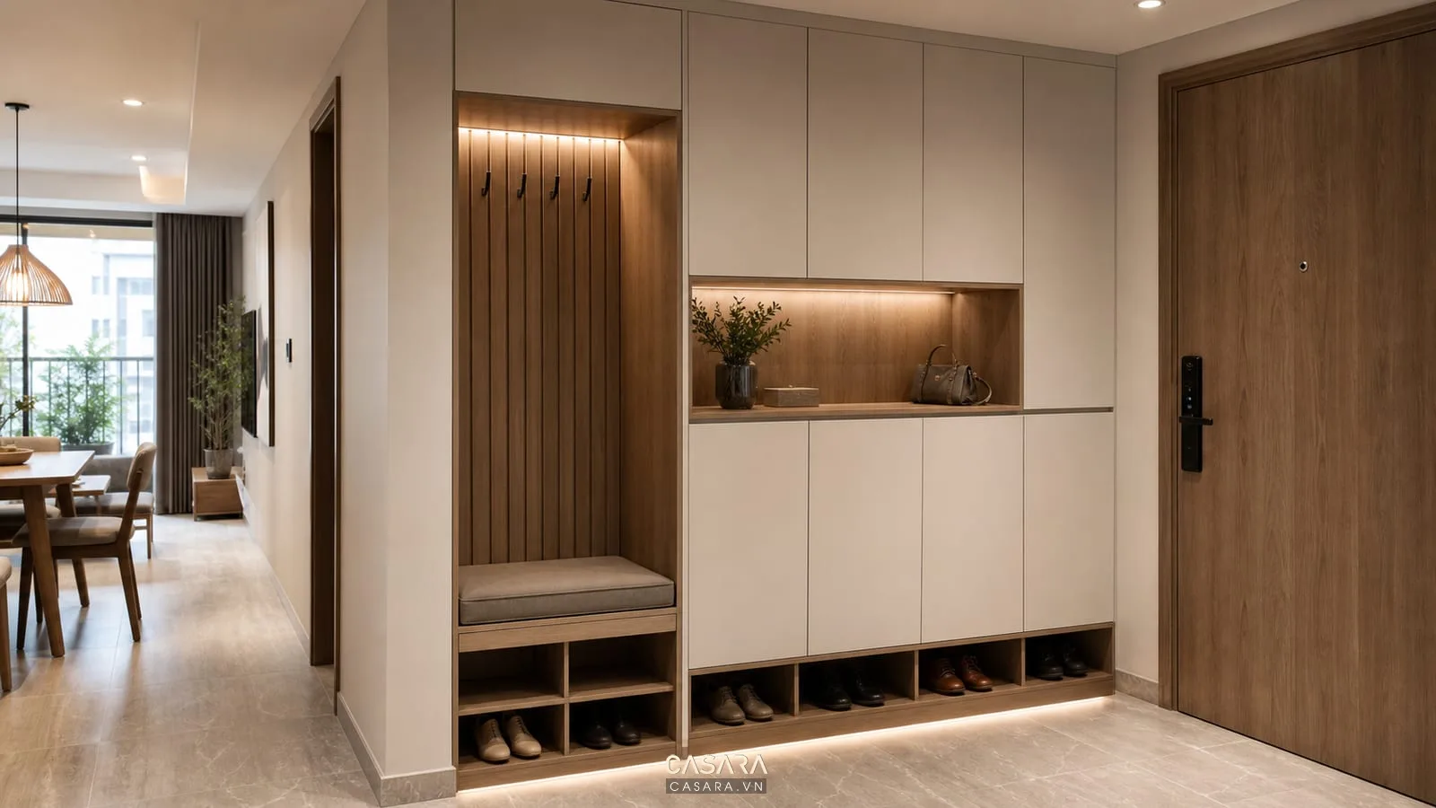 Chung cư 70m2 có lối vào với tủ giày âm tường, ghế thay giày, gương đứng, sàn gỗ sáng và phong cách hiện đại gọn gàng