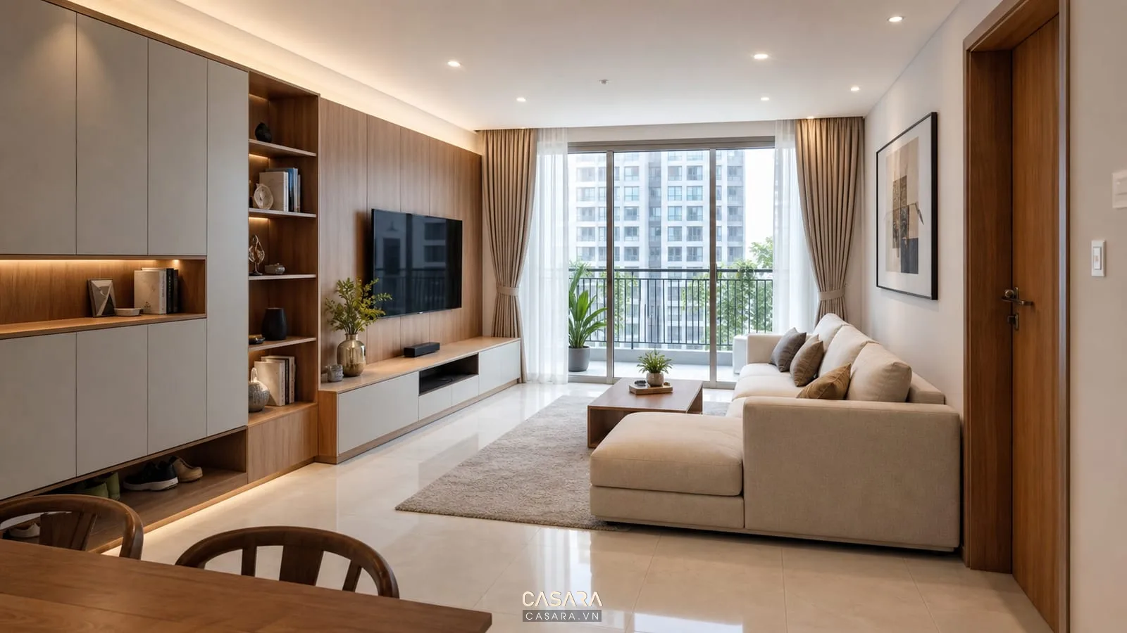 Phòng khách chung cư hiện đại với sofa, kệ tivi và tủ âm tường