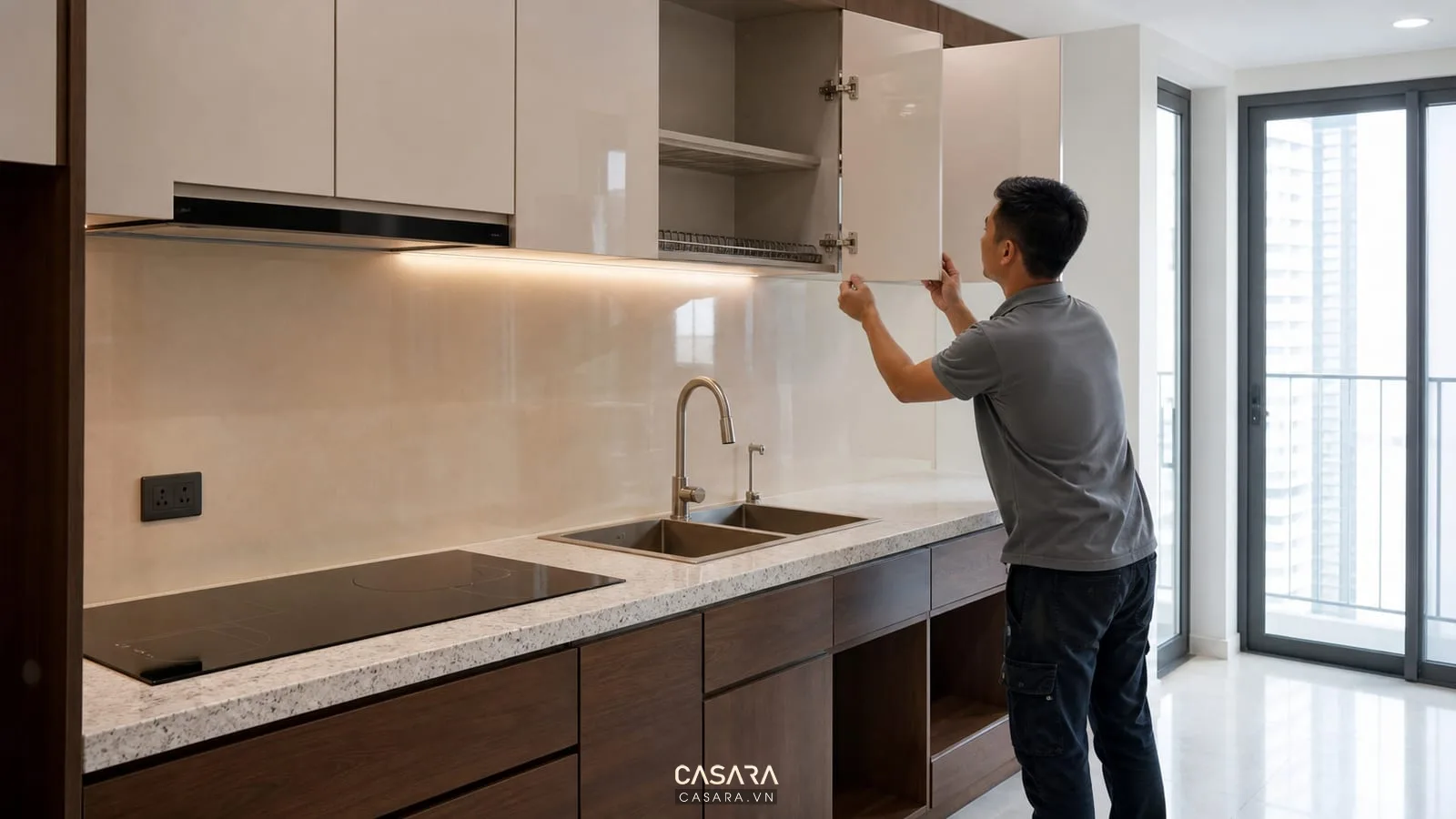 Thợ thi công tủ bếp chung cư hiện đại trong căn hộ