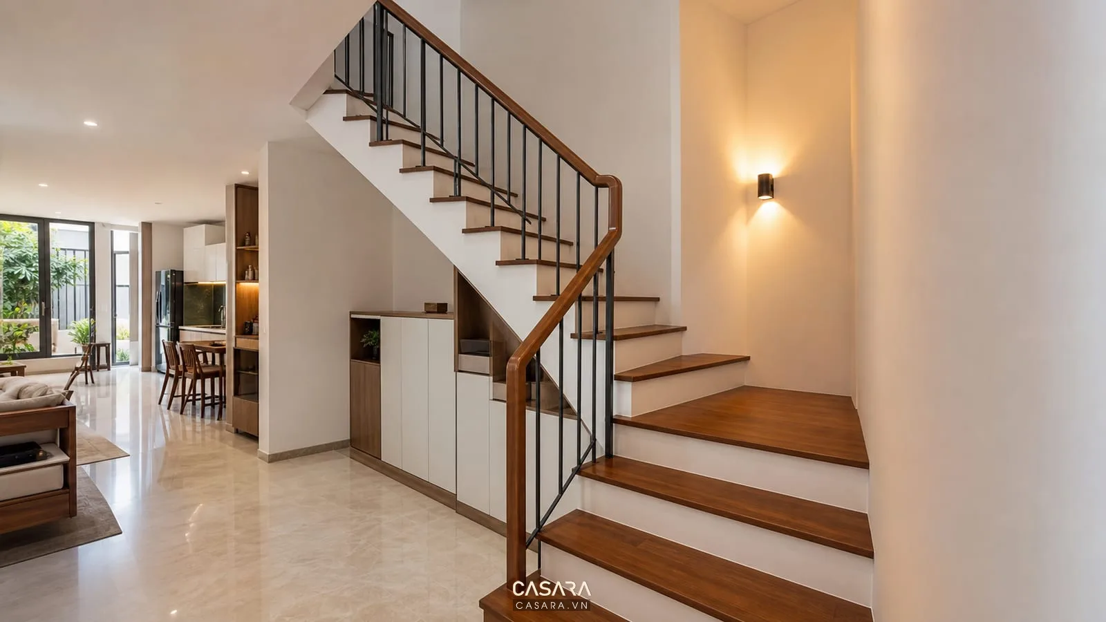 Cầu thang chữ L hiện đại có chiếu nghỉ và bậc gỗ