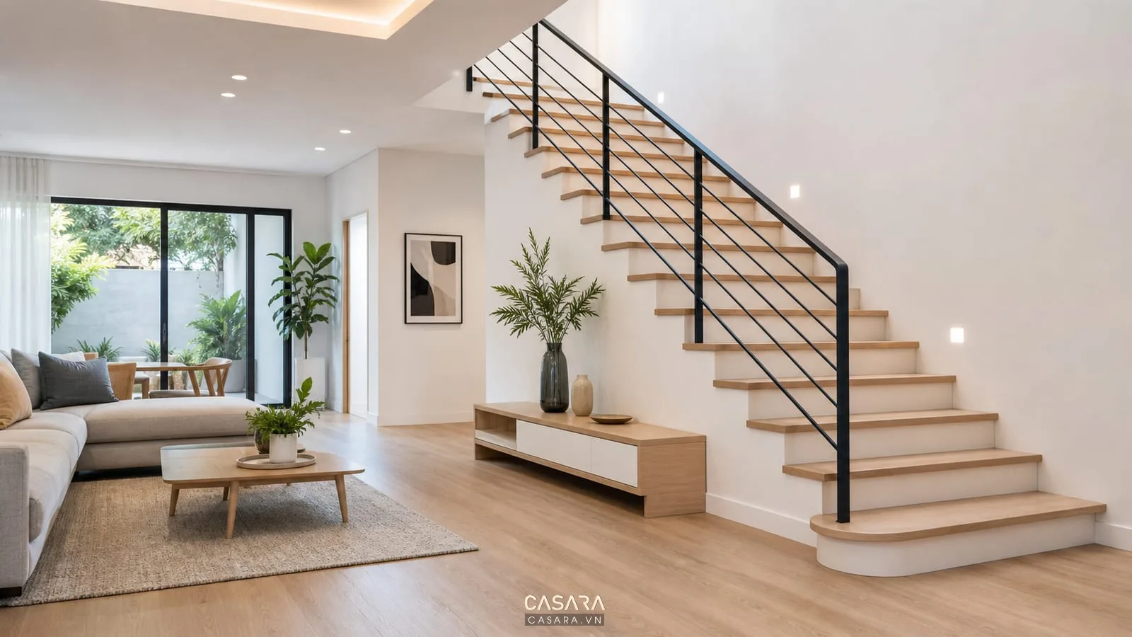 Mẫu cầu thang nhà 2 tầng đẹp phong cách tối giản với bậc gỗ sáng, lan can sắt mảnh và tường trắng
